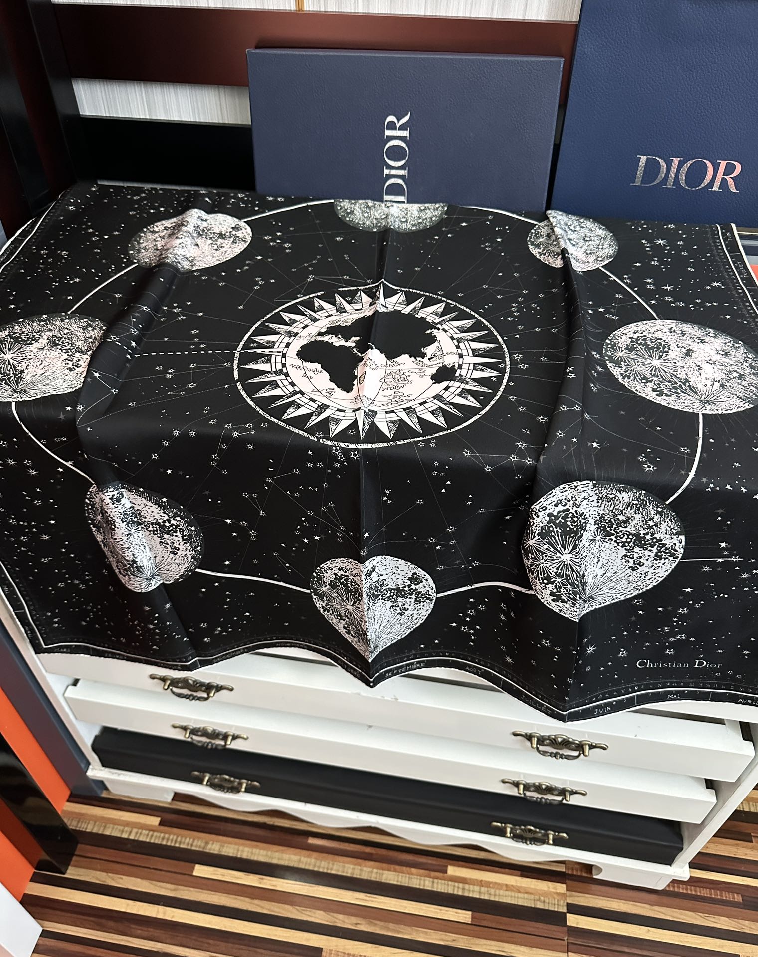 新款Dior 【星座系列】2025新款💦丝印花方巾是发布秀的款式庆祝Zodiac 印花玫瑰展示对星座的迷