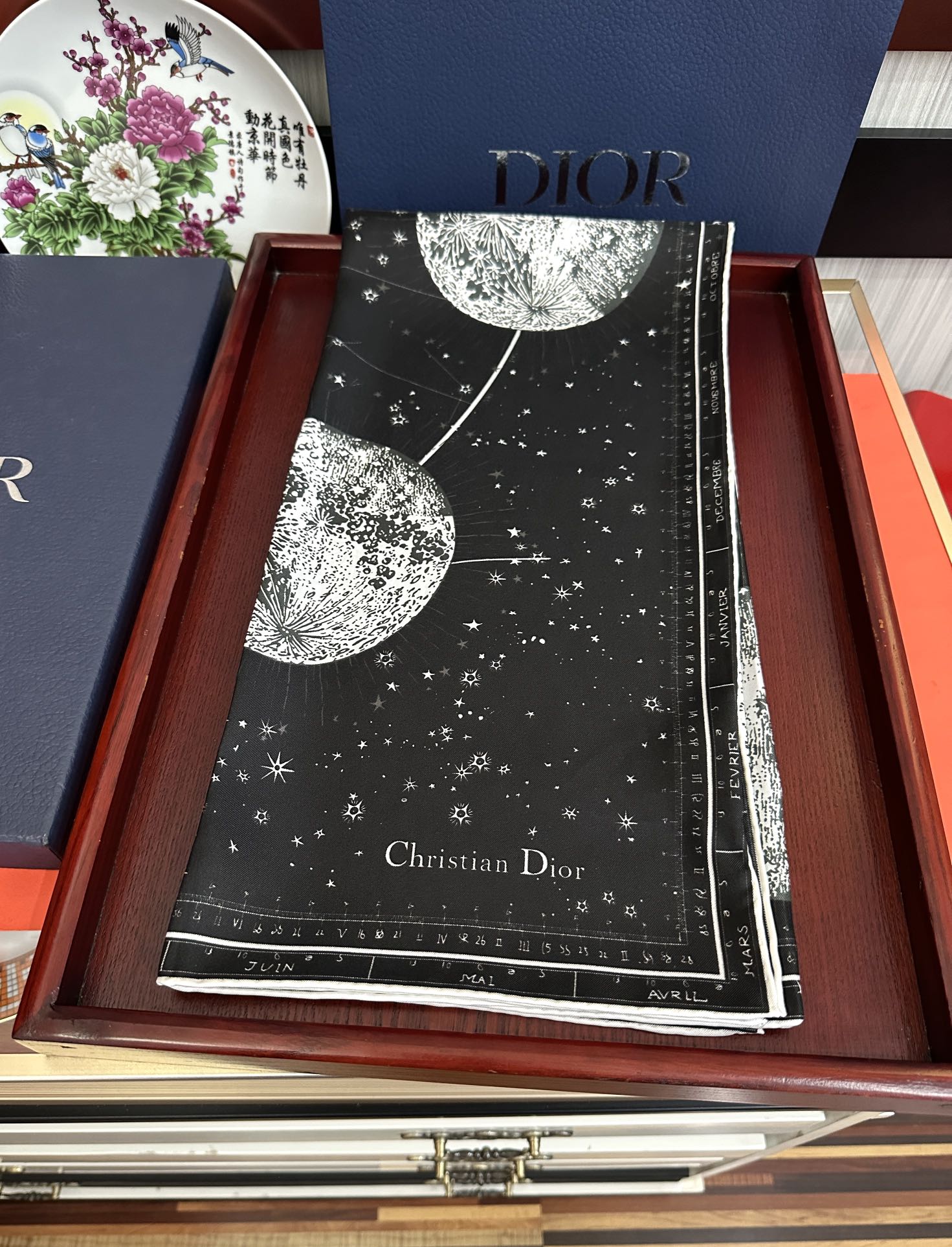 新款Dior 【星座系列】2025新款💦丝印花方巾是发布秀的款式庆祝Zodiac 印花玫瑰展示对星座的迷