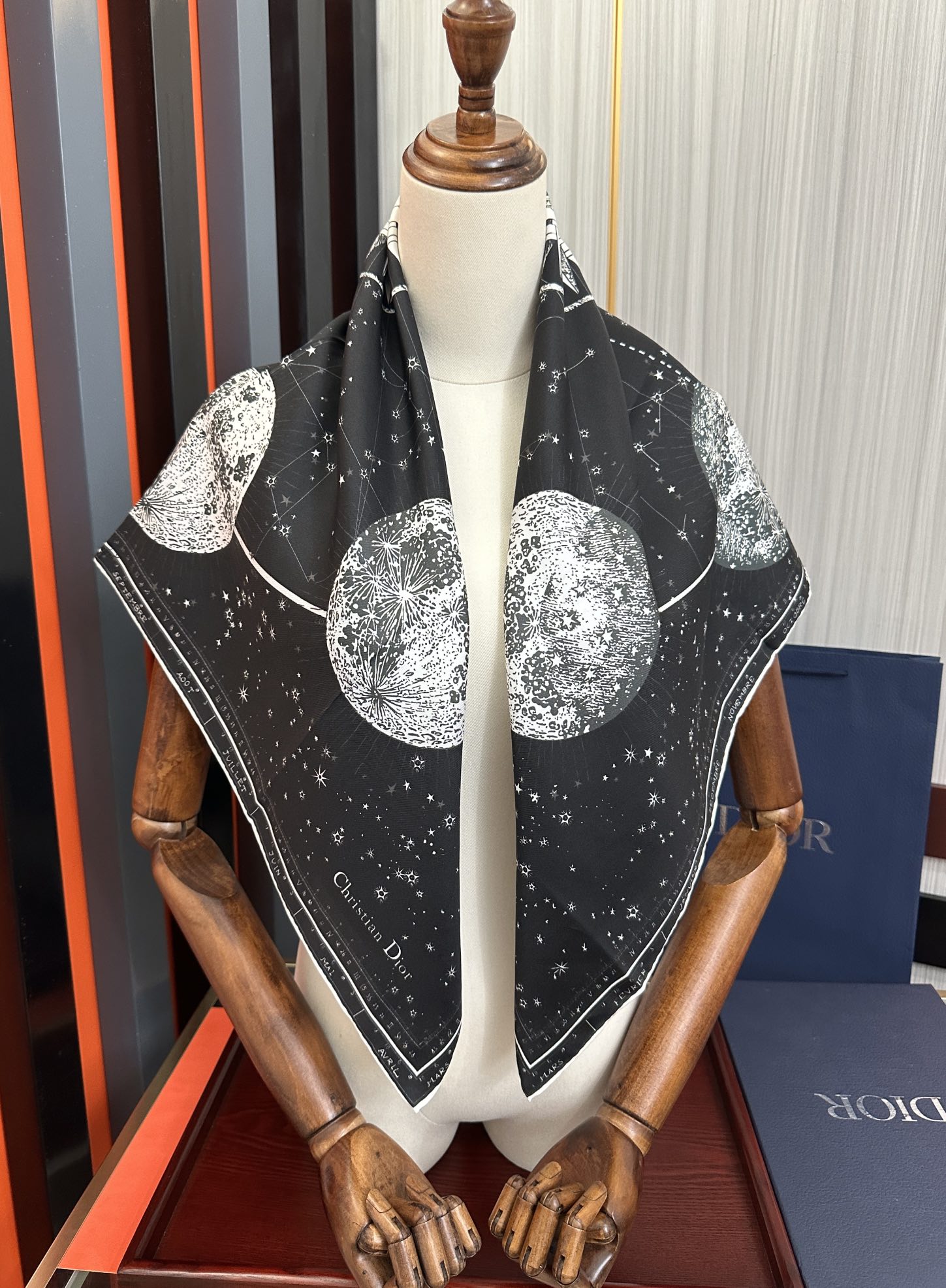 新款Dior 【星座系列】2025新款💦丝印花方巾是发布秀的款式庆祝Zodiac 印花玫瑰展示对星座的迷