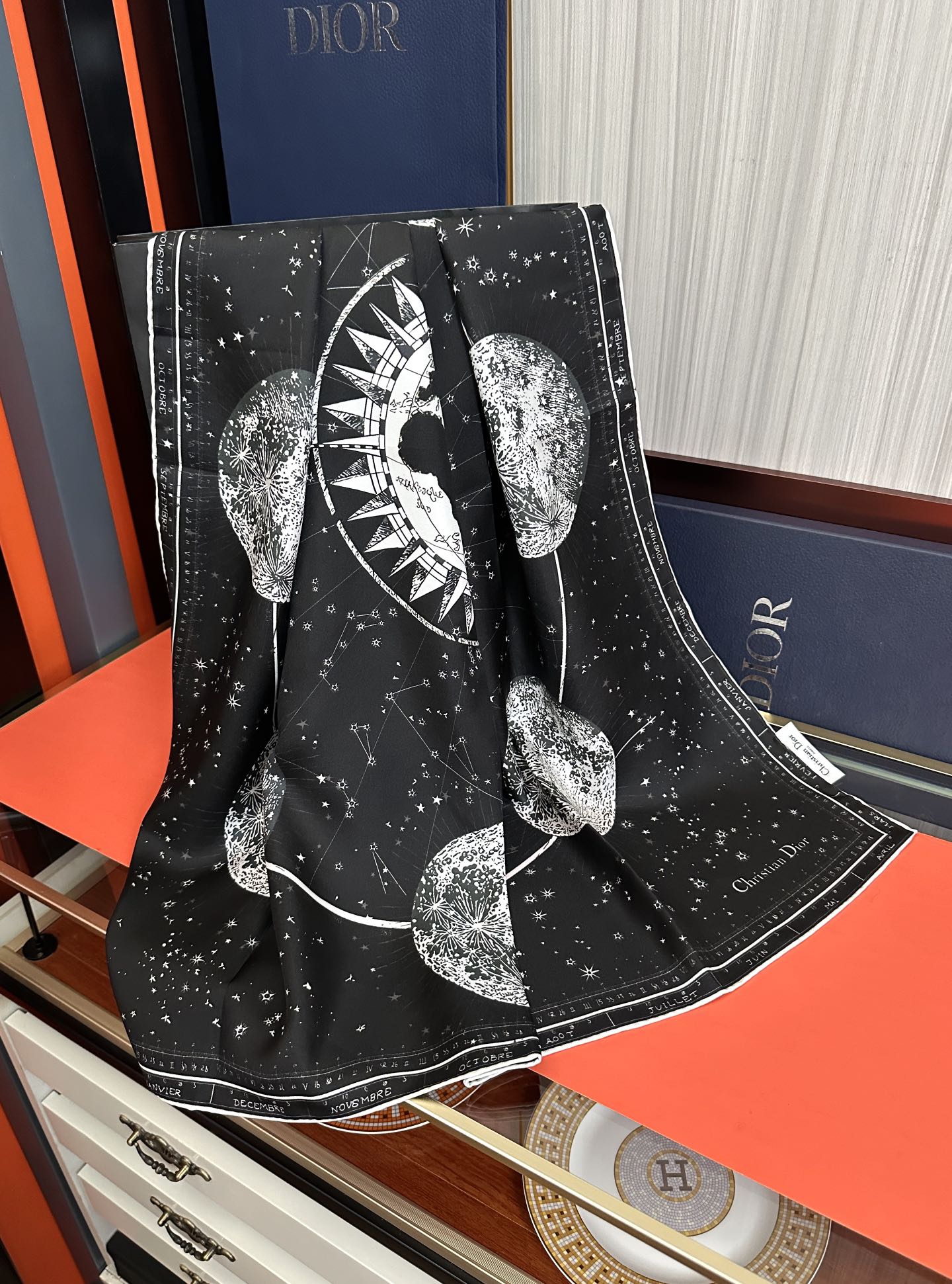 新款Dior 【星座系列】2025新款💦丝印花方巾是发布秀的款式庆祝Zodiac 印花玫瑰展示对星座的迷