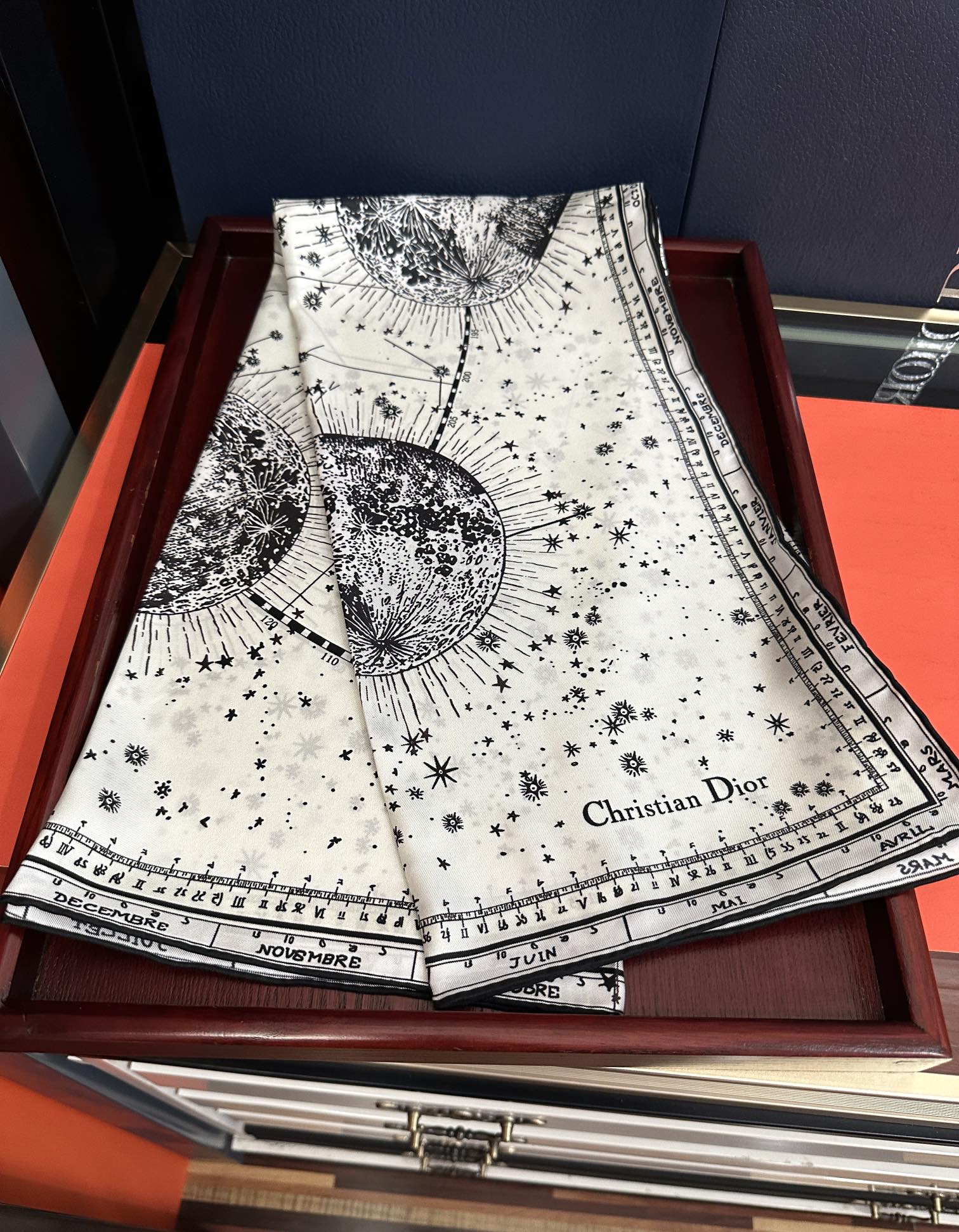 新款Dior 【星座系列】2025新款💦丝印花方巾是发布秀的款式庆祝Zodiac 印花玫瑰展示对星座的迷