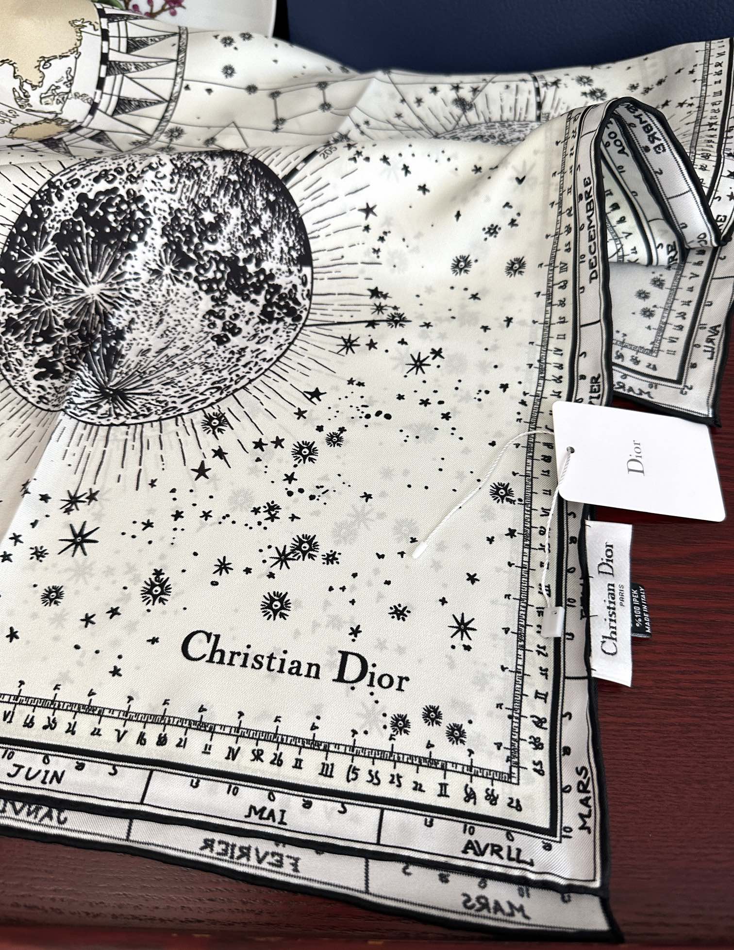 新款Dior 【星座系列】2025新款💦丝印花方巾是发布秀的款式庆祝Zodiac 印花玫瑰展示对星座的迷