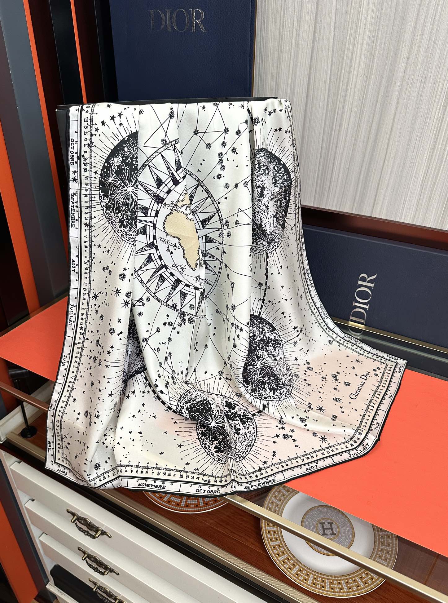 新款Dior 【星座系列】2025新款💦丝印花方巾是发布秀的款式庆祝Zodiac 印花玫瑰展示对星座的迷