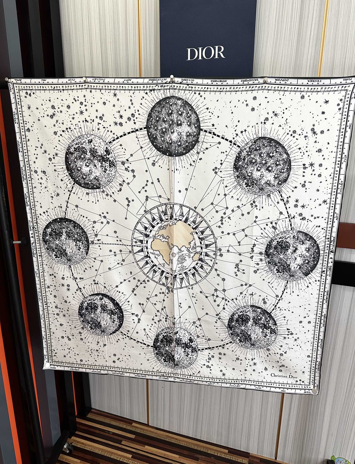 新款Dior 【星座系列】2025新款💦丝印花方巾是发布秀的款式庆祝Zodiac 印花玫瑰展示对星座的迷