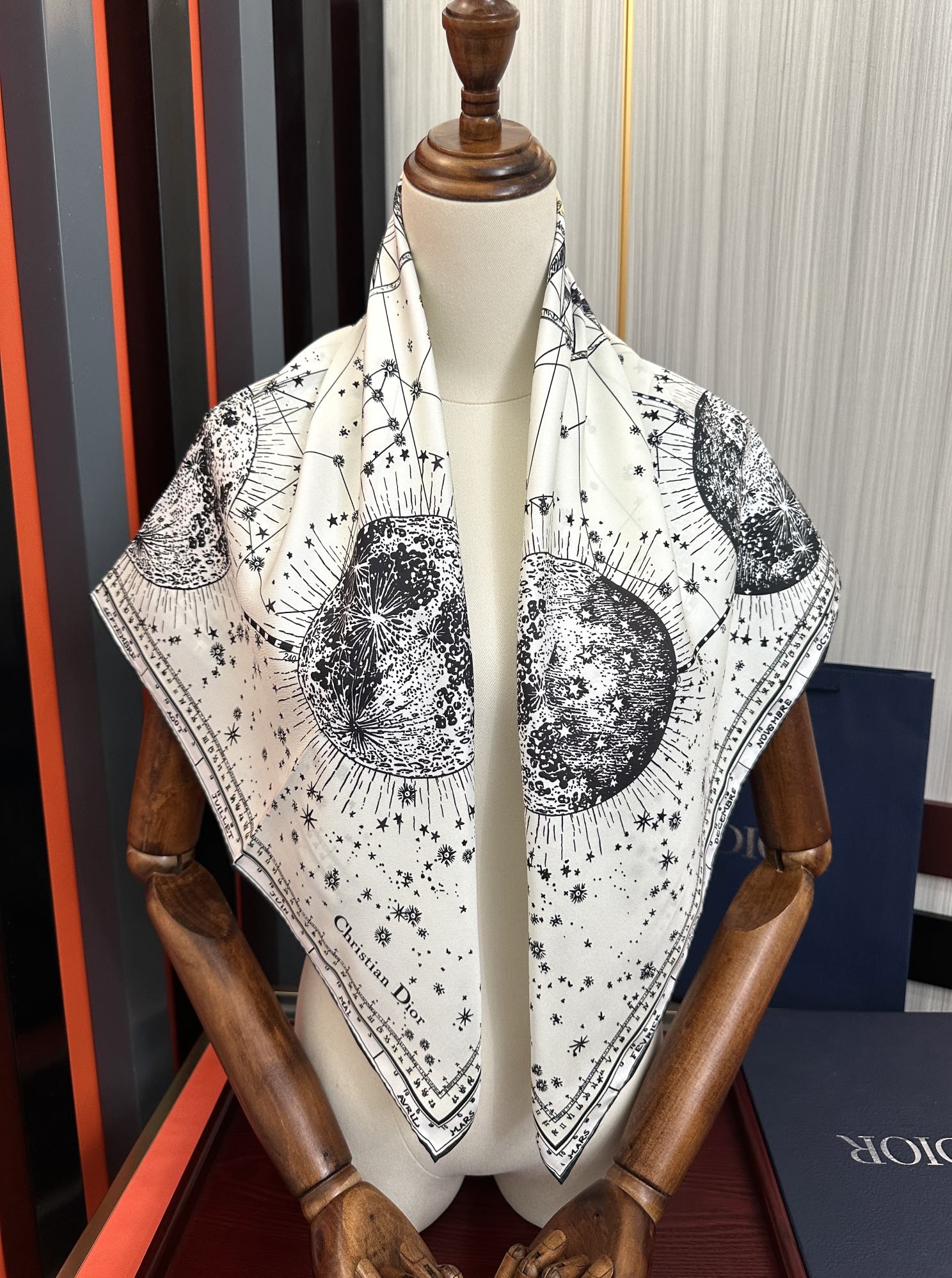新款Dior 【星座系列】2025新款💦丝印花方巾是发布秀的款式庆祝Zodiac 印花玫瑰展示对星座的迷