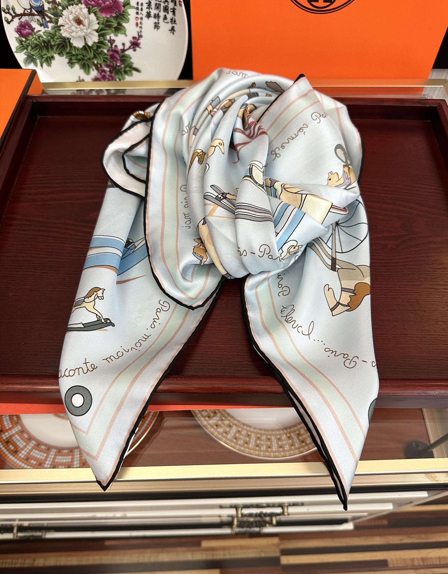 🆕高品质 爱马仕 【策马奔腾】官网同步 90方巾 创作渊源在比利时的圣吉尔区嘴唇建筑师维克多•霍塔 
H