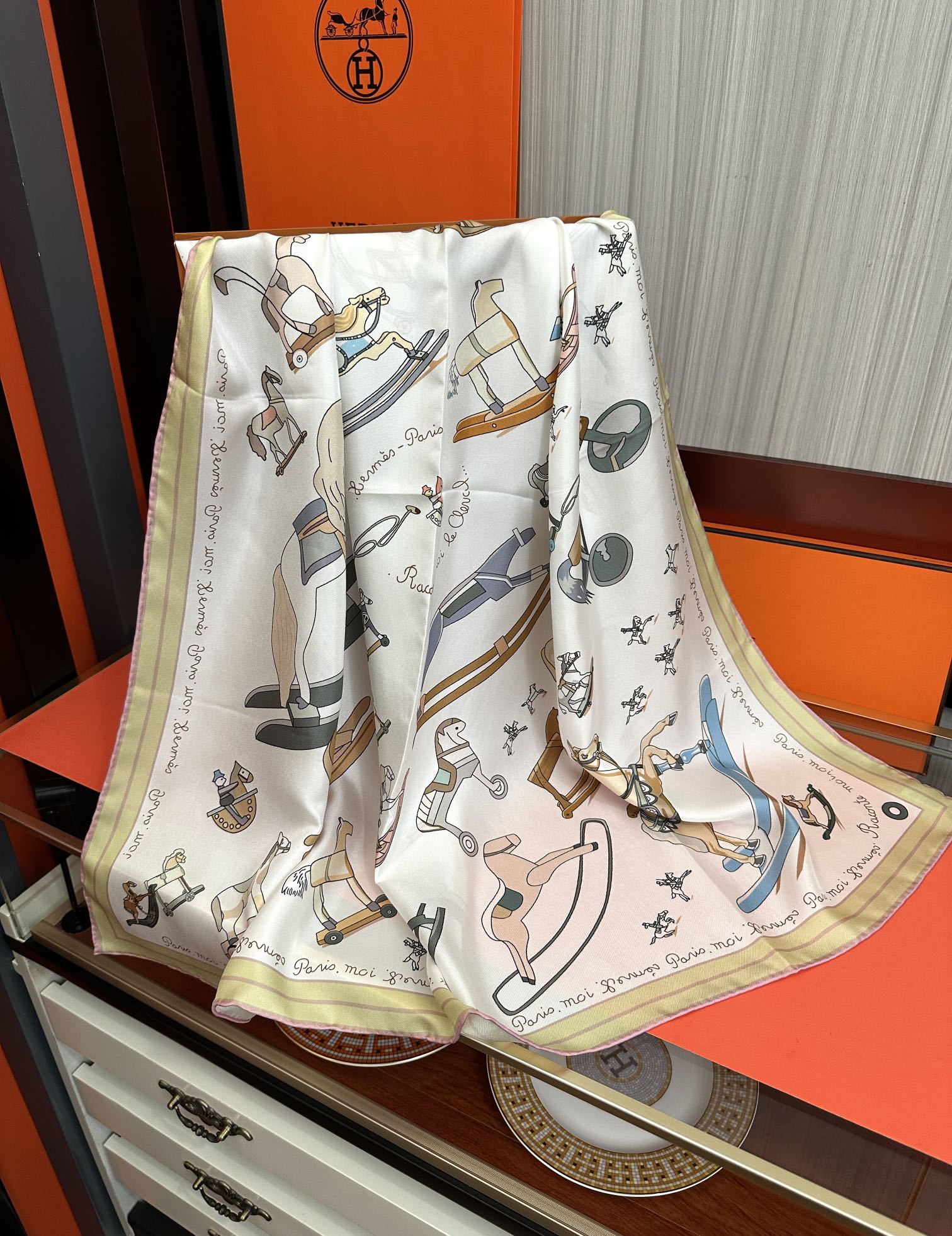 🆕高品质 爱马仕 【策马奔腾】官网同步 90方巾 创作渊源在比利时的圣吉尔区嘴唇建筑师维克多•霍塔 
H