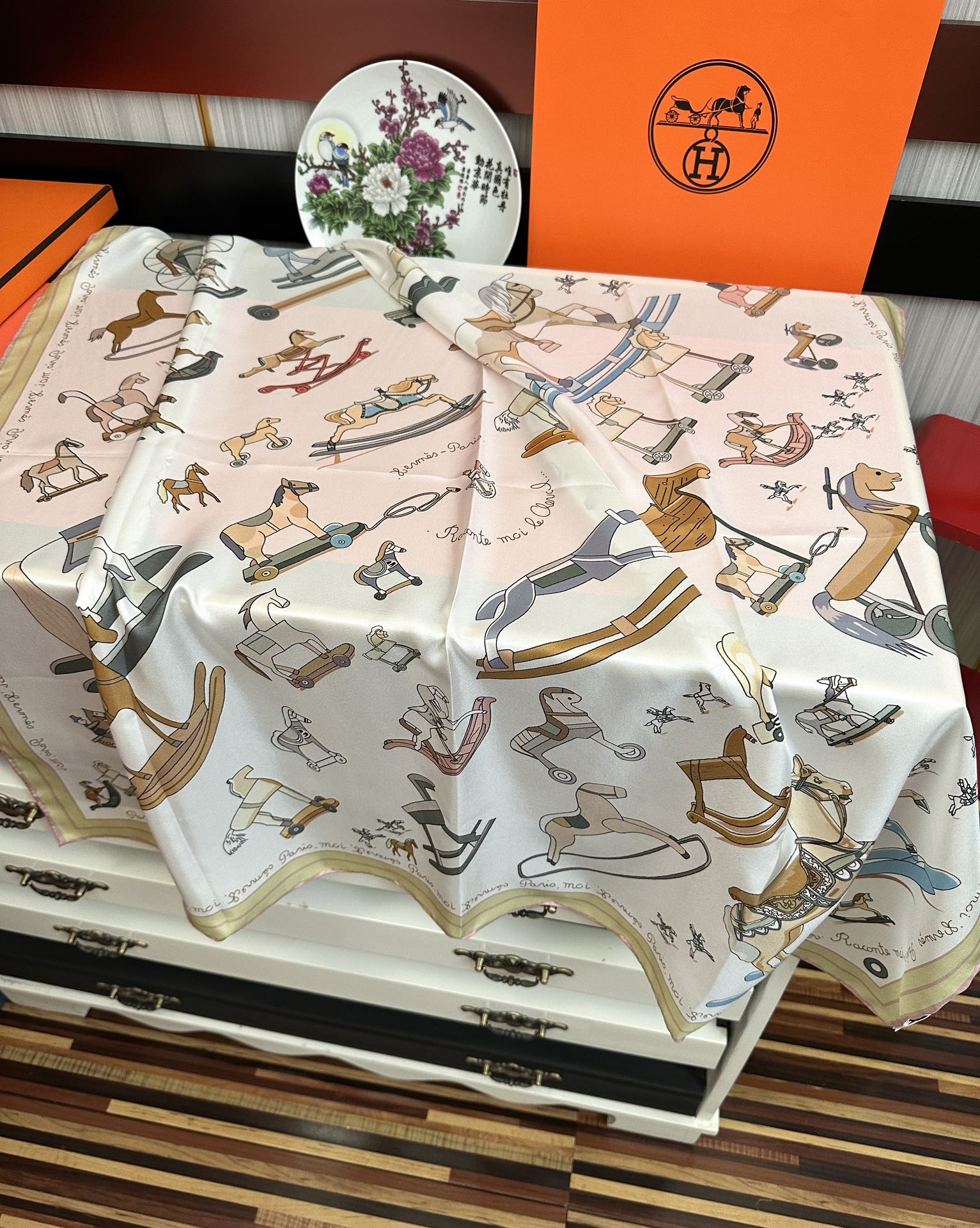 🆕高品质 爱马仕 【策马奔腾】官网同步 90方巾 创作渊源在比利时的圣吉尔区嘴唇建筑师维克多•霍塔 
H