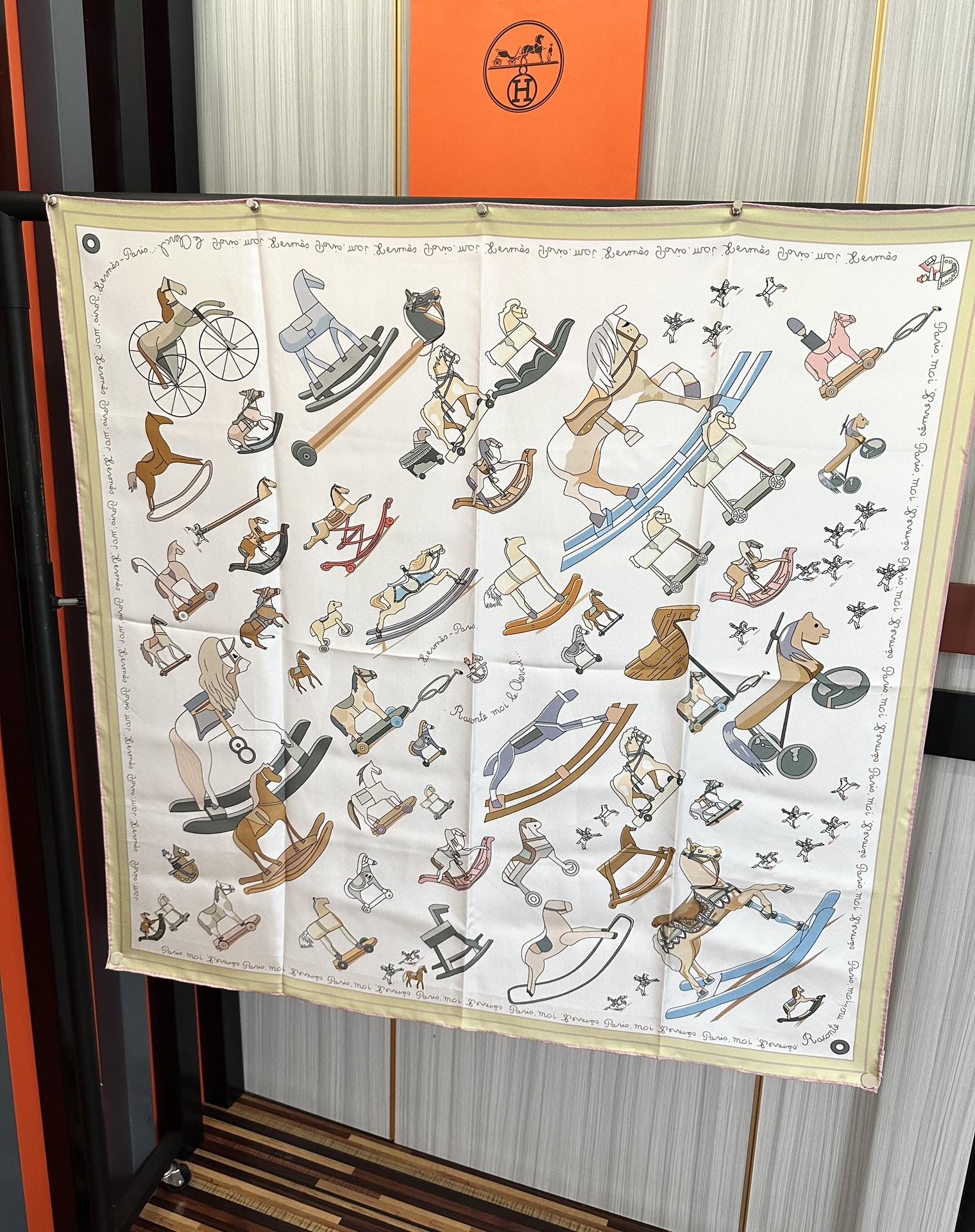 🆕高品质 爱马仕 【策马奔腾】官网同步 90方巾 创作渊源在比利时的圣吉尔区嘴唇建筑师维克多•霍塔 
H