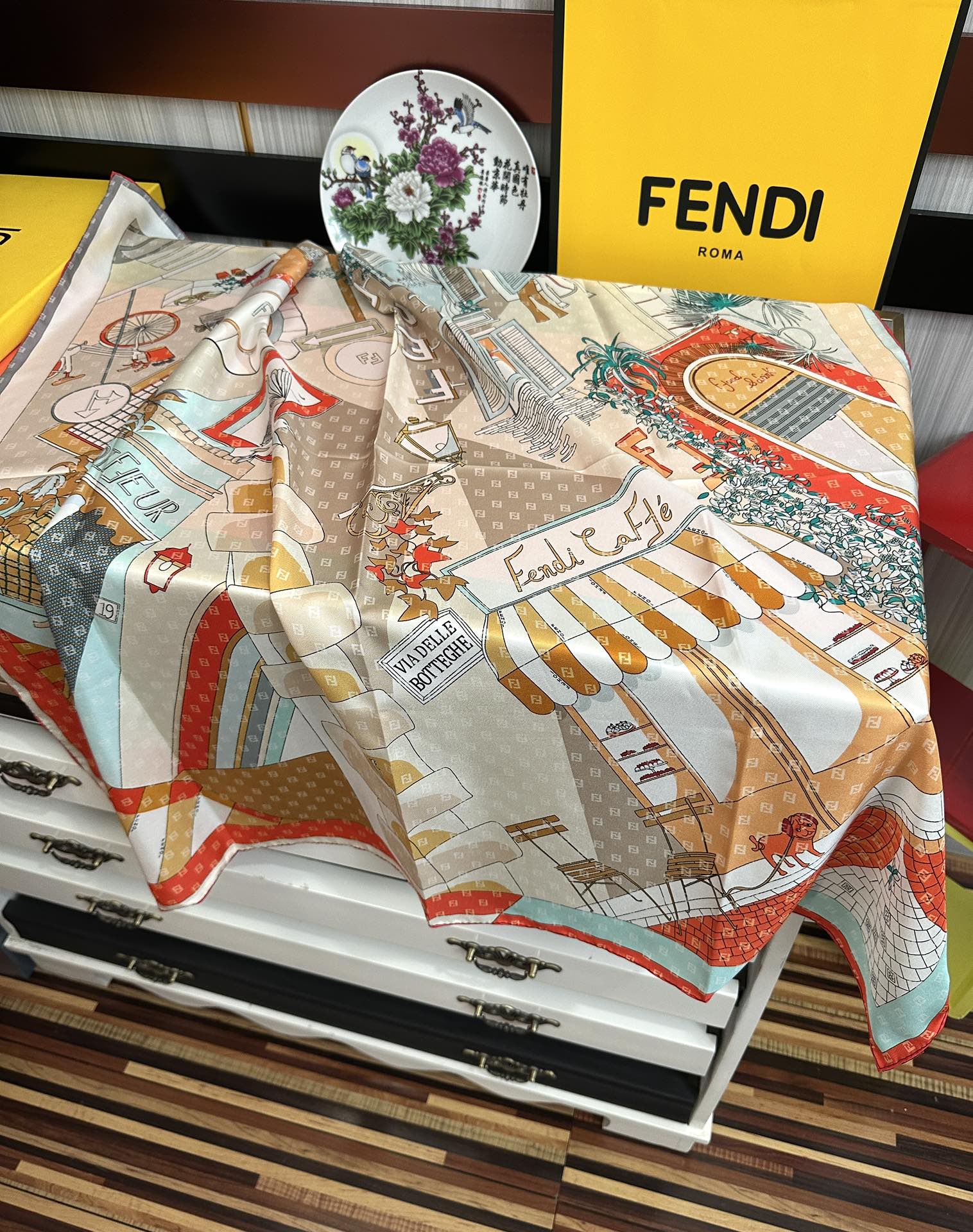  。新款2025Fendi 围巾 采用定制的“Walking around Rome”图案庆祝灵感源自罗