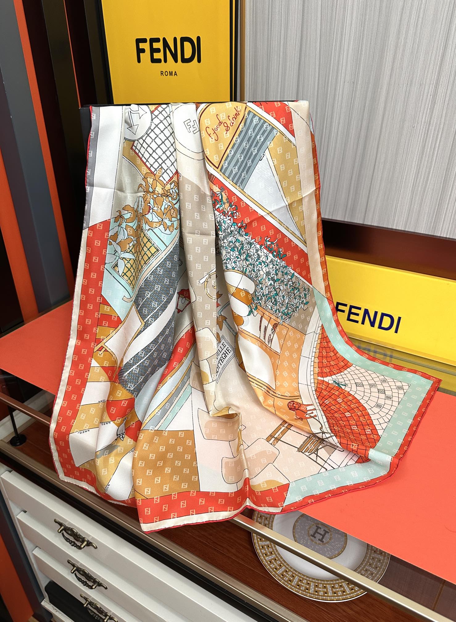  。新款2025Fendi 围巾 采用定制的“Walking around Rome”图案庆祝灵感源自罗