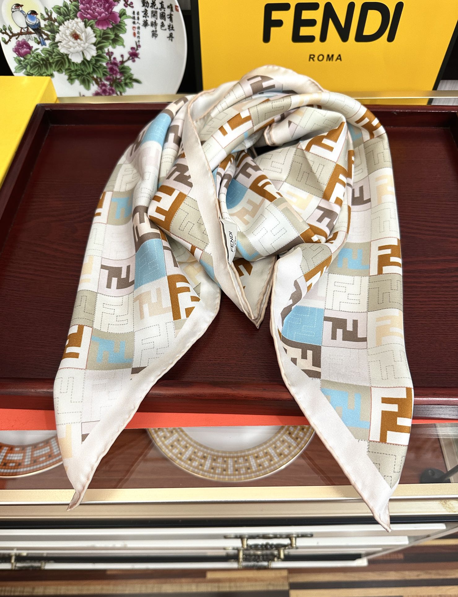  。新款2025Fendi 围巾 采用定制的“Walking around Rome”图案庆祝灵感源自罗