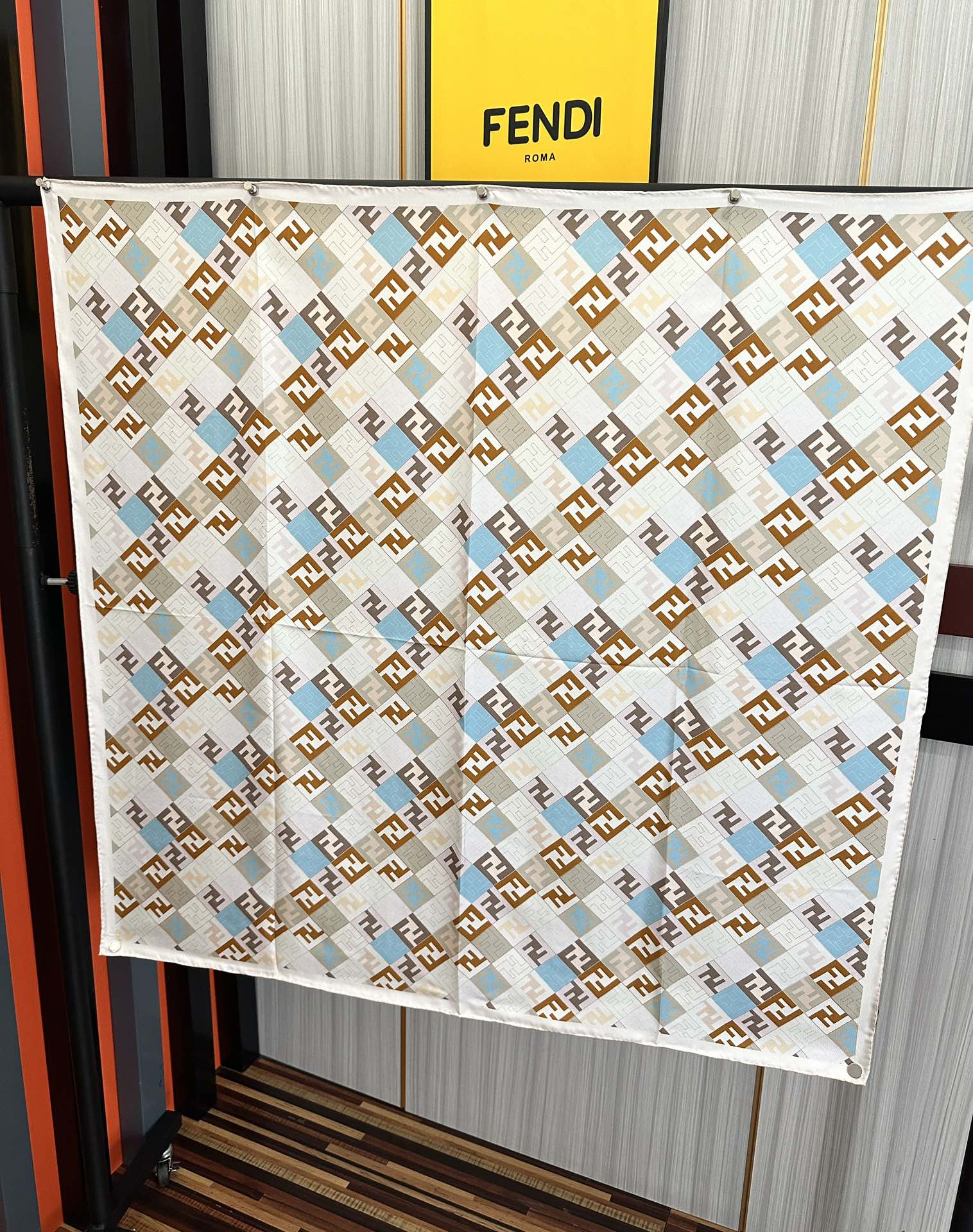  。新款2025Fendi 围巾 采用定制的“Walking around Rome”图案庆祝灵感源自罗