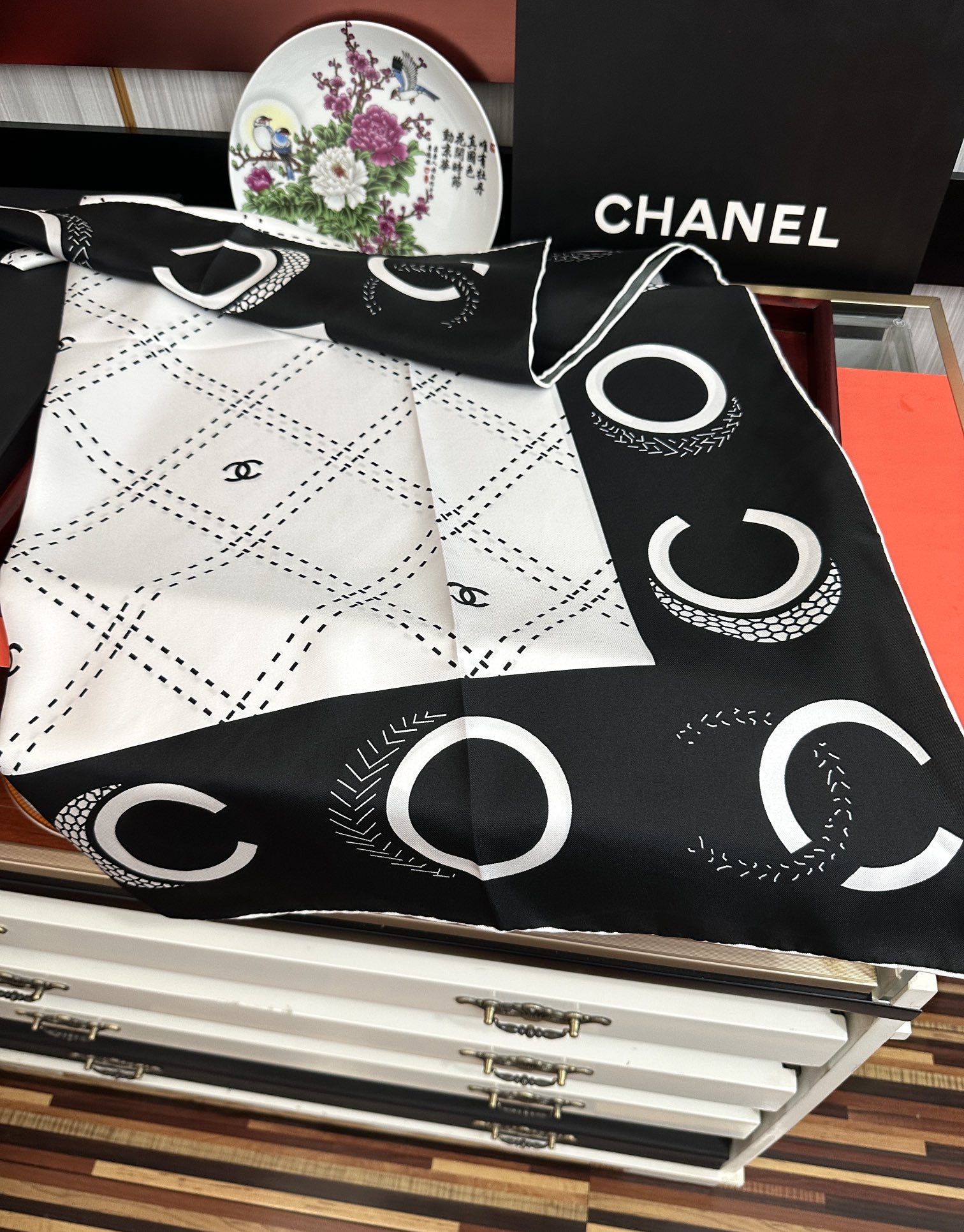  。香奈儿 官网同步 精致手工卷边得意极具品牌特色的涂鸦签名暗纹提花+简洁的COCO字母元素印花庆祝大幅