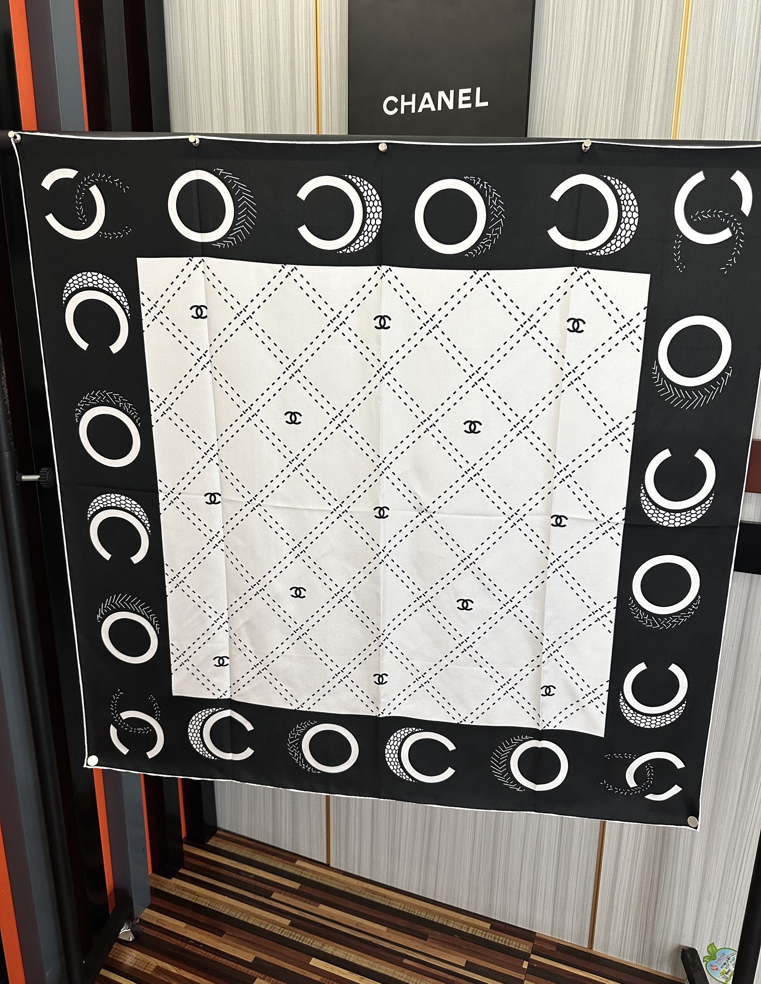  。香奈儿 官网同步 精致手工卷边得意极具品牌特色的涂鸦签名暗纹提花+简洁的COCO字母元素印花庆祝大幅