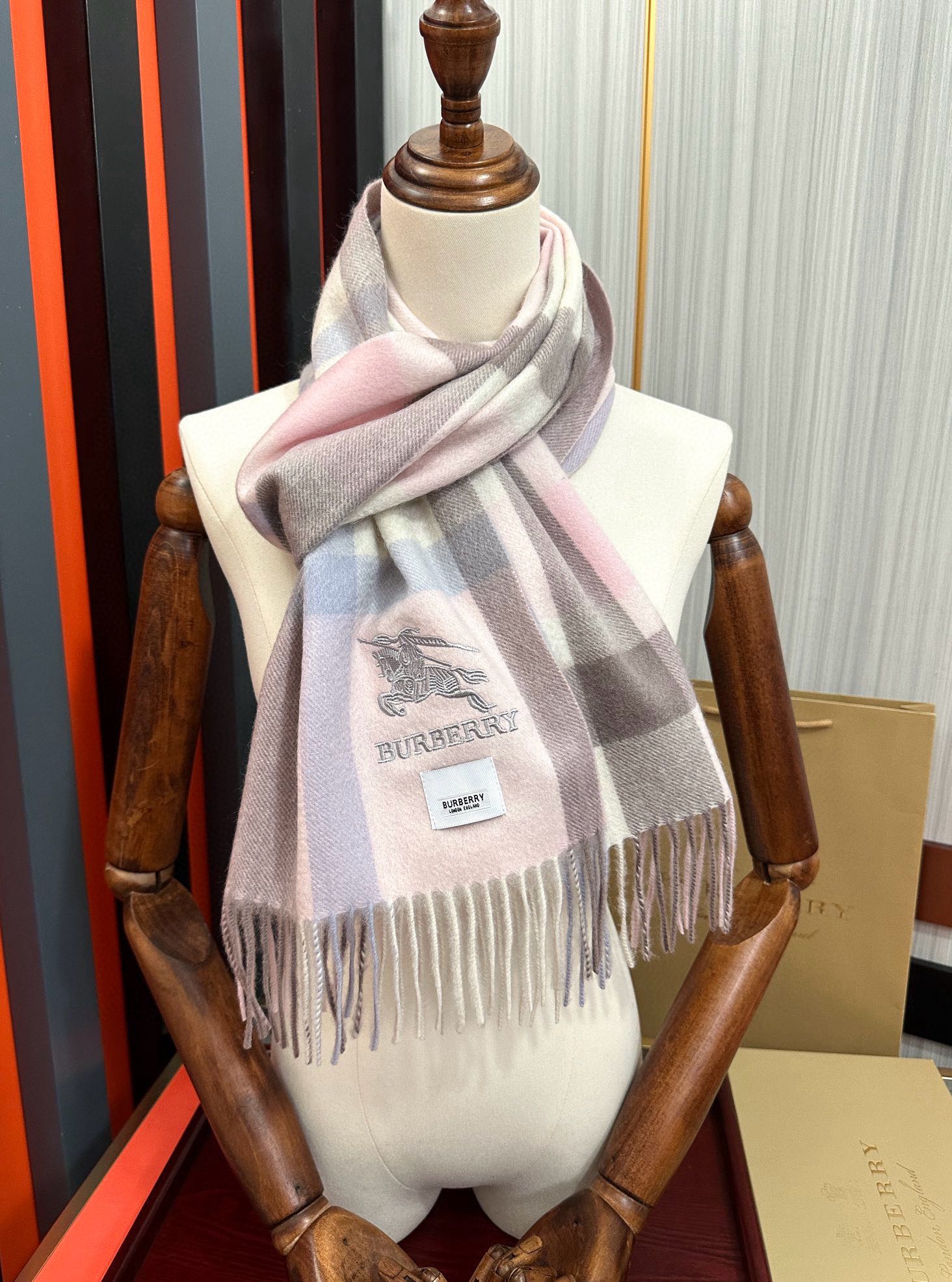 。85%山羊绒  2025巴宝莉【刺绣战马】采用内蒙古顶级山羊绒 最新款男女通用情侣款👫重磅推荐💥 经典