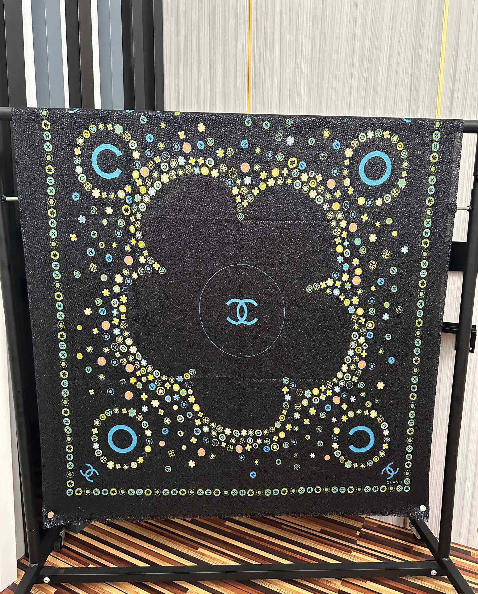 。小香 2025 银丝最新款吃瓜女人们必备款礼物闪闪发光咖啡顶级设计太美了，真心赞👍【羊绒绒长巾】😘💍实