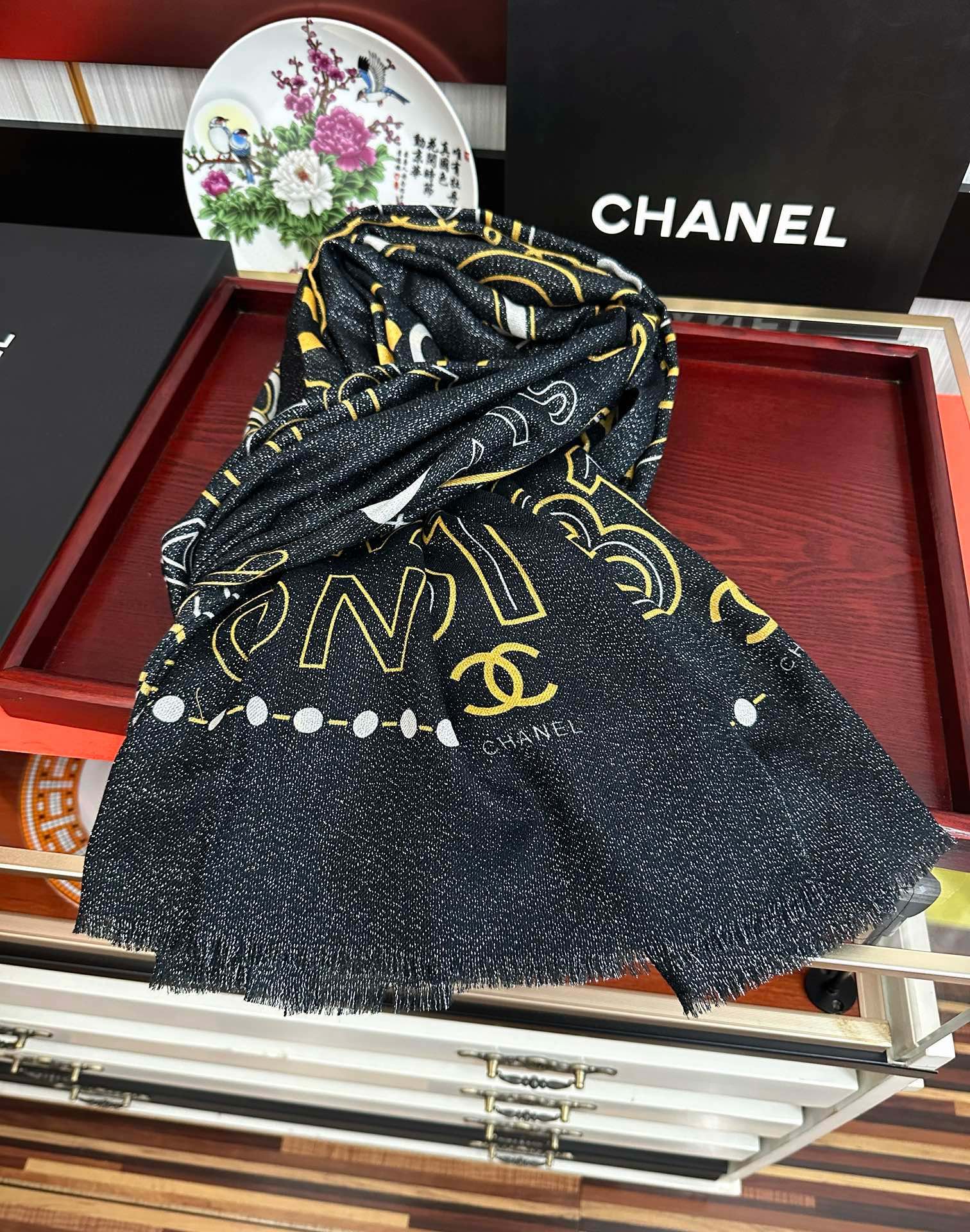 。上新小香 银丝2025 最新款吃瓜闪闪发光咖啡顶级设计太美了，真心赞👍【羊绒绒长巾】😘💍实物真心美 🎀