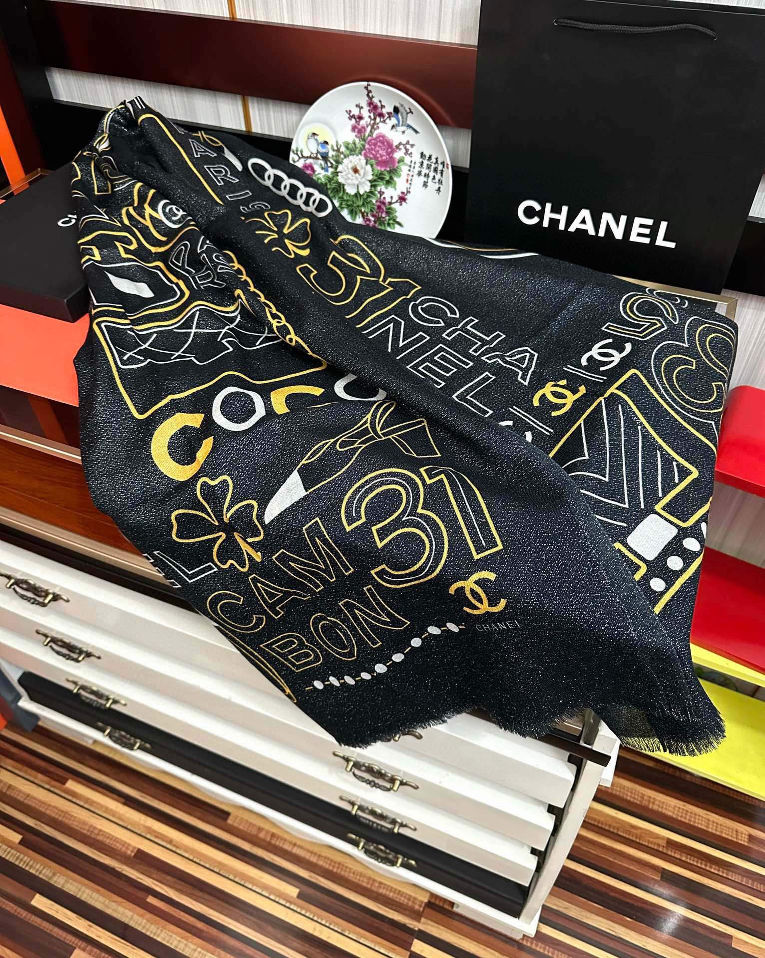 。上新小香 银丝2025 最新款吃瓜闪闪发光咖啡顶级设计太美了，真心赞👍【羊绒绒长巾】😘💍实物真心美 🎀