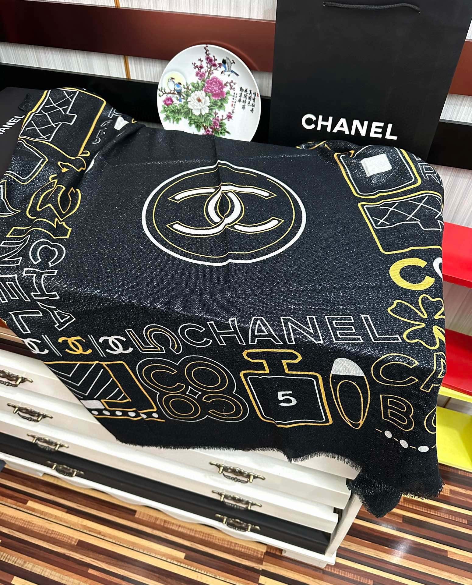 。上新小香 银丝2025 最新款吃瓜闪闪发光咖啡顶级设计太美了，真心赞👍【羊绒绒长巾】😘💍实物真心美 🎀