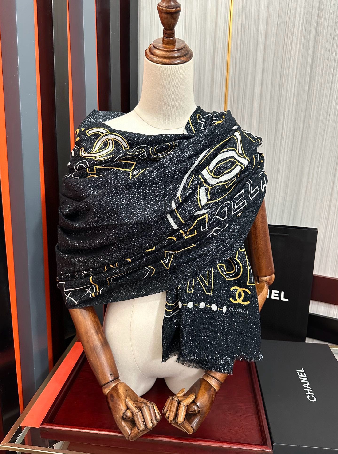 。上新小香 银丝2025 最新款吃瓜闪闪发光咖啡顶级设计太美了，真心赞👍【羊绒绒长巾】😘💍实物真心美 🎀