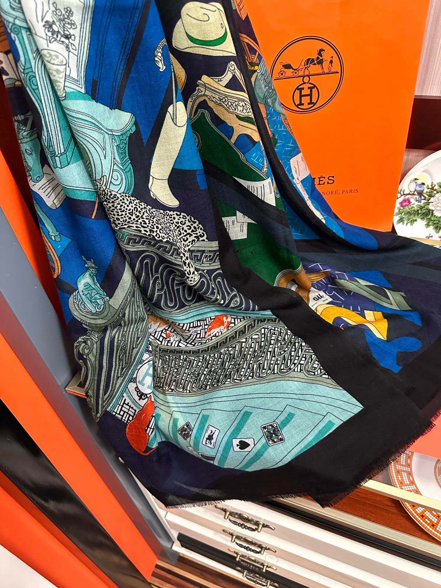 🆕 爱马士2025 最新款【24号之谜】顶级设计太美了，真心赞👍😘💍实物真心美 🎀披肩配以印花💓💃🏻无论