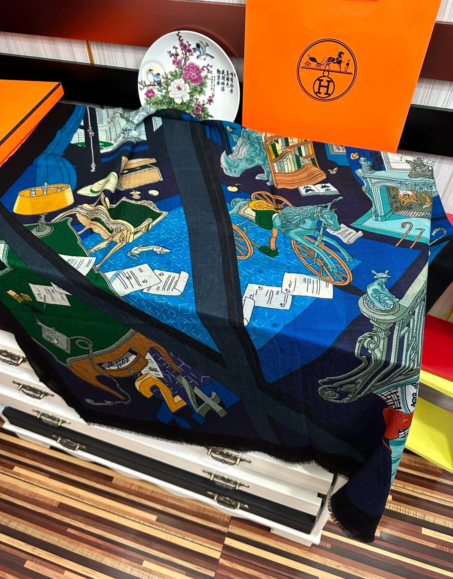 🆕 爱马士2025 最新款【24号之谜】顶级设计太美了，真心赞👍😘💍实物真心美 🎀披肩配以印花💓💃🏻无论