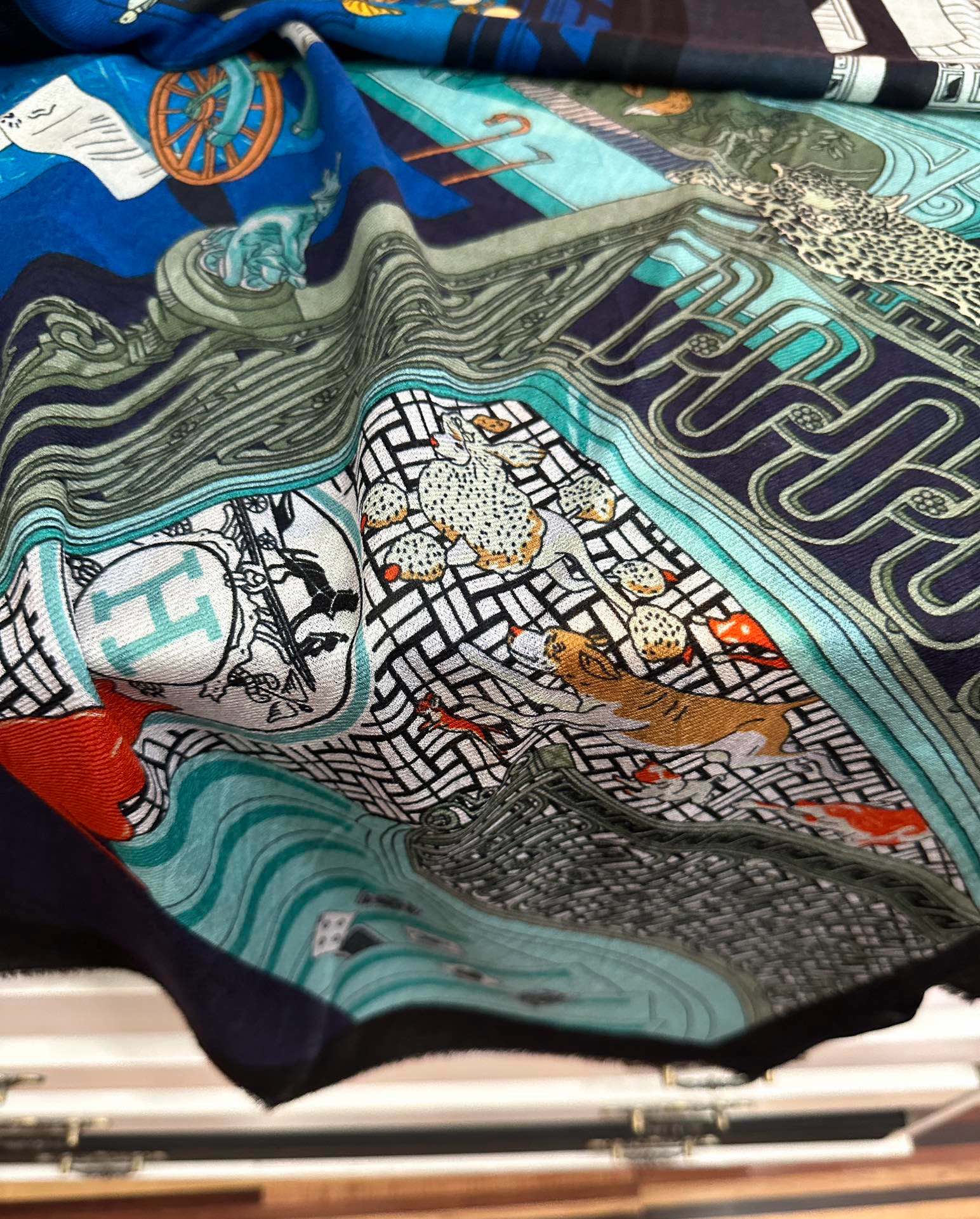 🆕 爱马士2025 最新款【24号之谜】顶级设计太美了，真心赞👍😘💍实物真心美 🎀披肩配以印花💓💃🏻无论