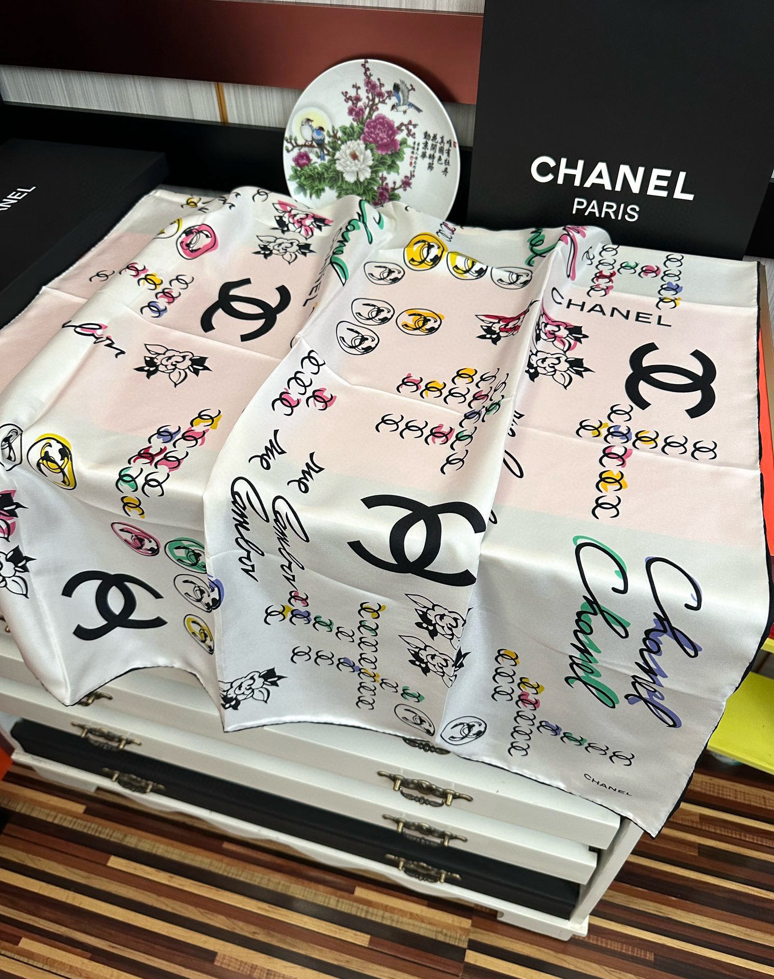 。双面同色 香奈儿18姆米 高版本👍香奶奶永远都是比较经典發一条印有字母Logo交织图案巧妙搭配得意简直