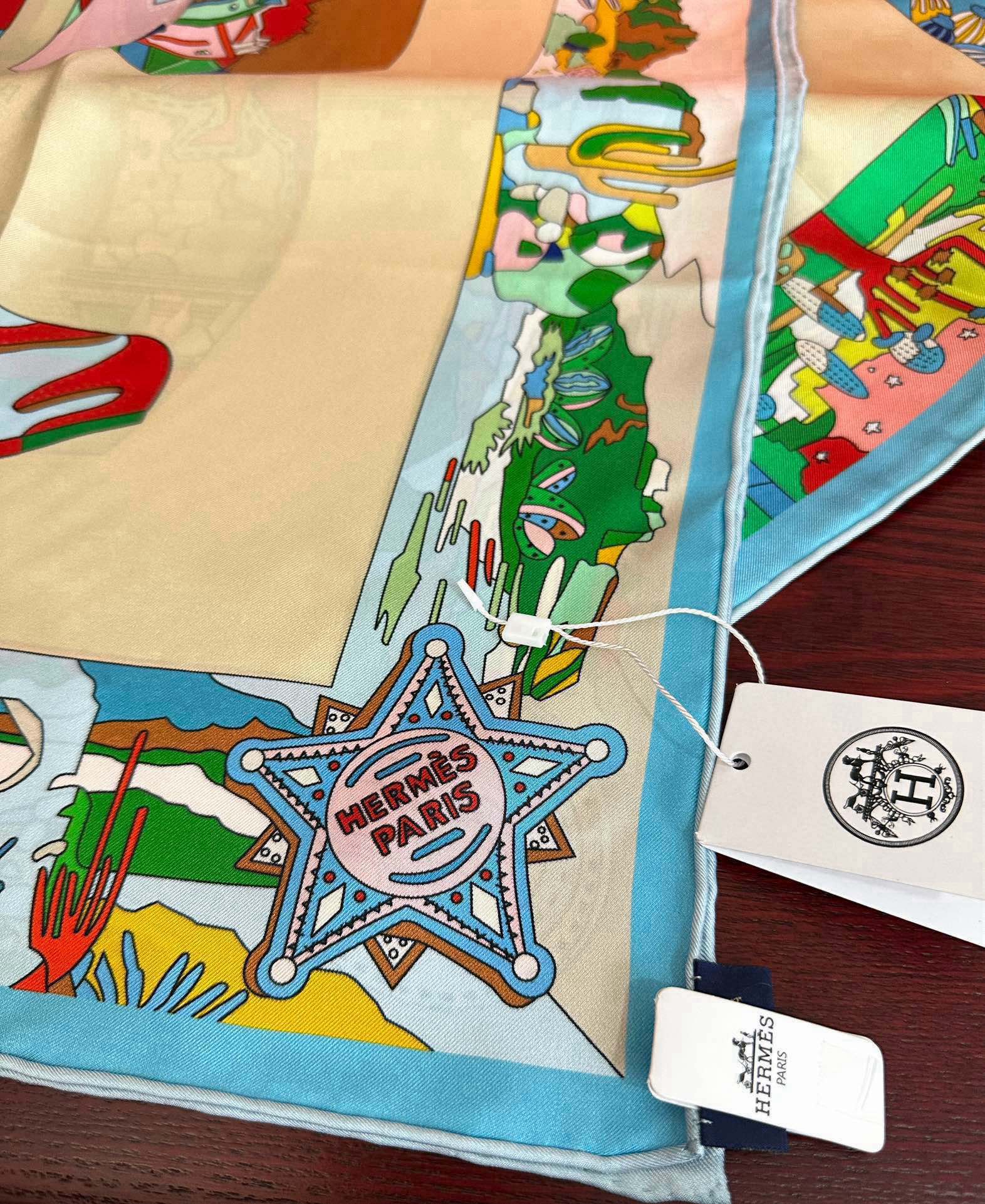 高版本2025 。HERMES 重磅庆祝女士小姐姐们必备款方巾嘴唇精简时髦，太美了發品质感很显好得意好搭