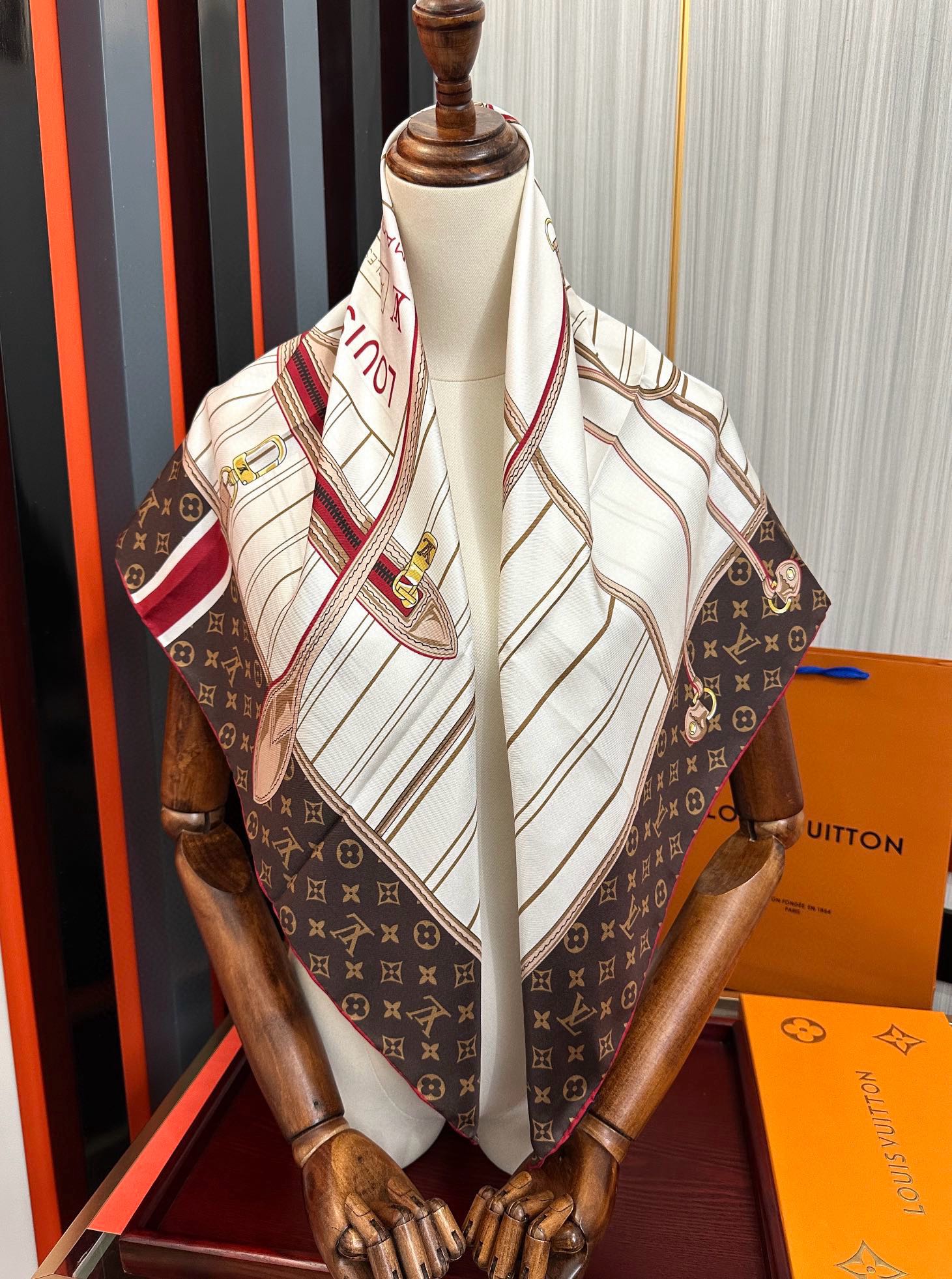  。高版本FENDI庆祝2025本年度最好看的丝巾没有之一了👍满身印有不同尺寸的米色和棕色标志性F Ba