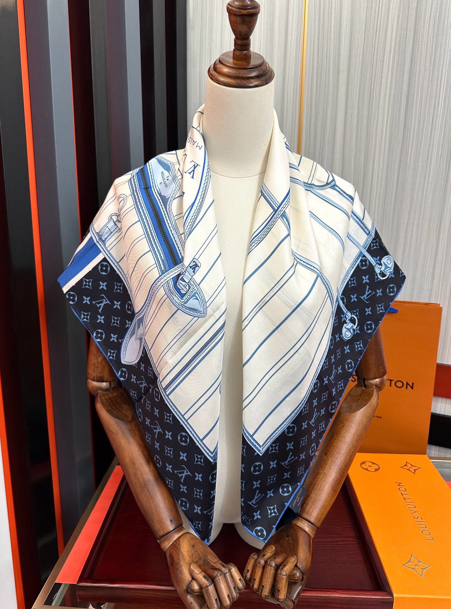  。高版本FENDI庆祝2025本年度最好看的丝巾没有之一了👍满身印有不同尺寸的米色和棕色标志性F Ba