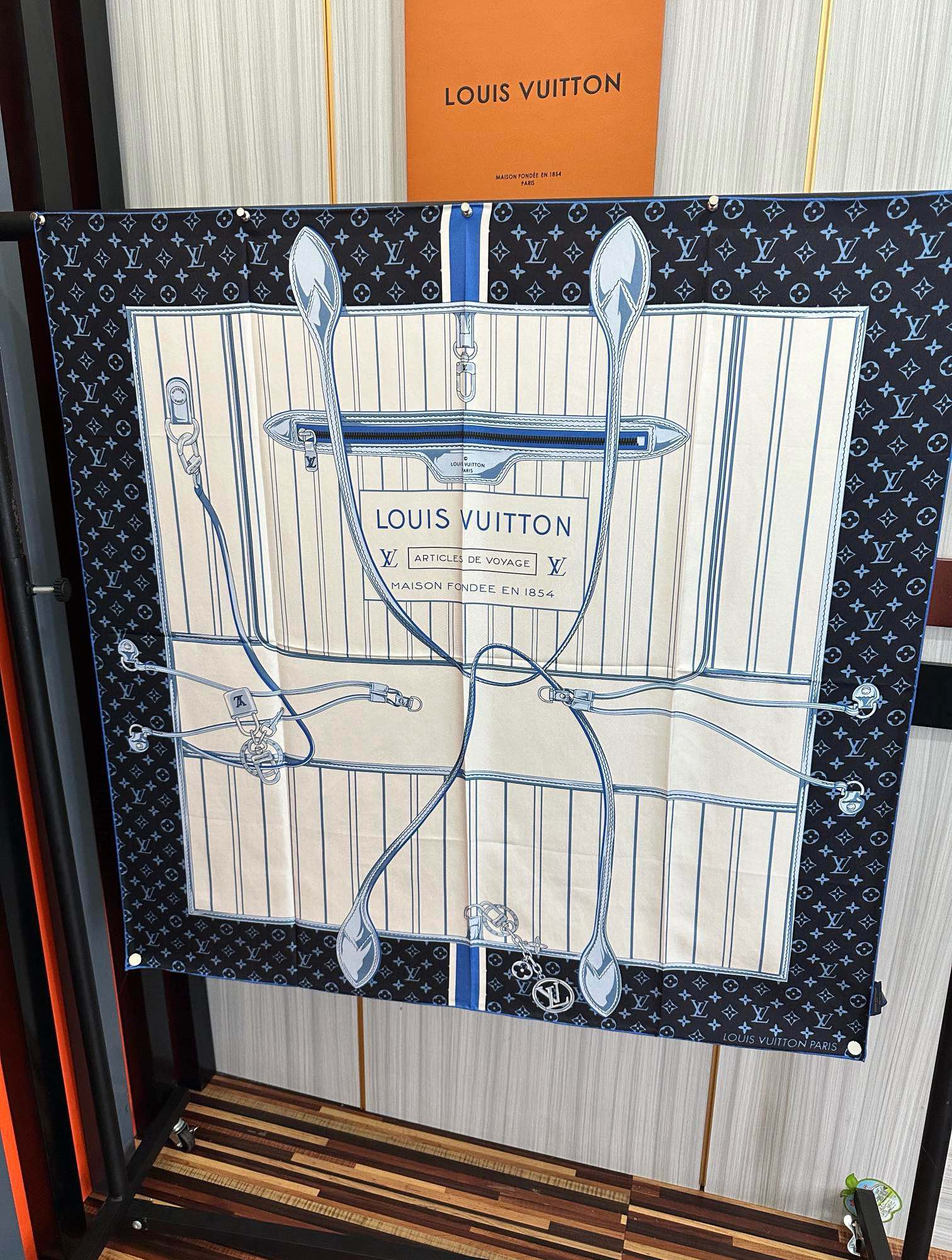  。高版本FENDI庆祝2025本年度最好看的丝巾没有之一了👍满身印有不同尺寸的米色和棕色标志性F Ba