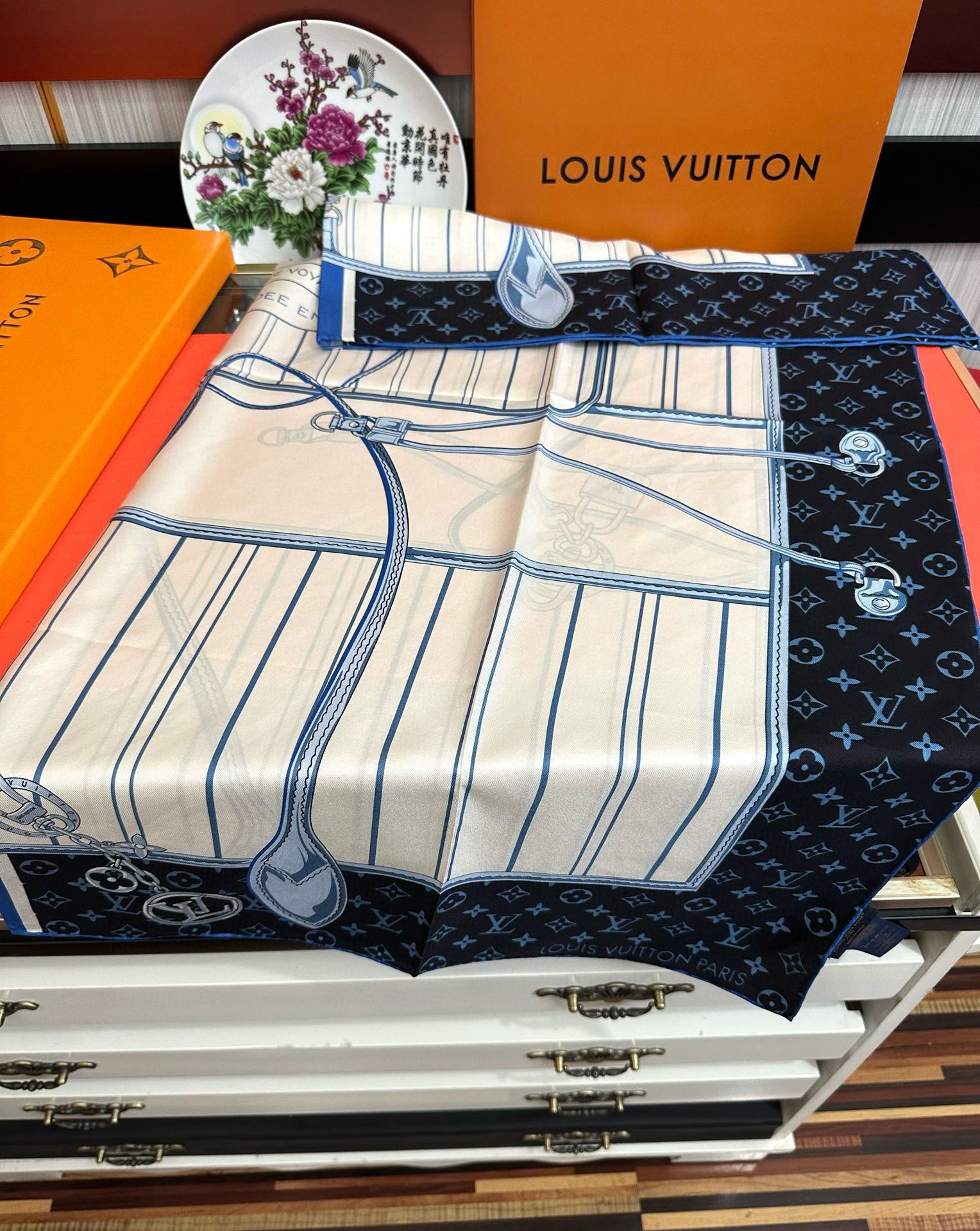  。高版本FENDI庆祝2025本年度最好看的丝巾没有之一了👍满身印有不同尺寸的米色和棕色标志性F Ba