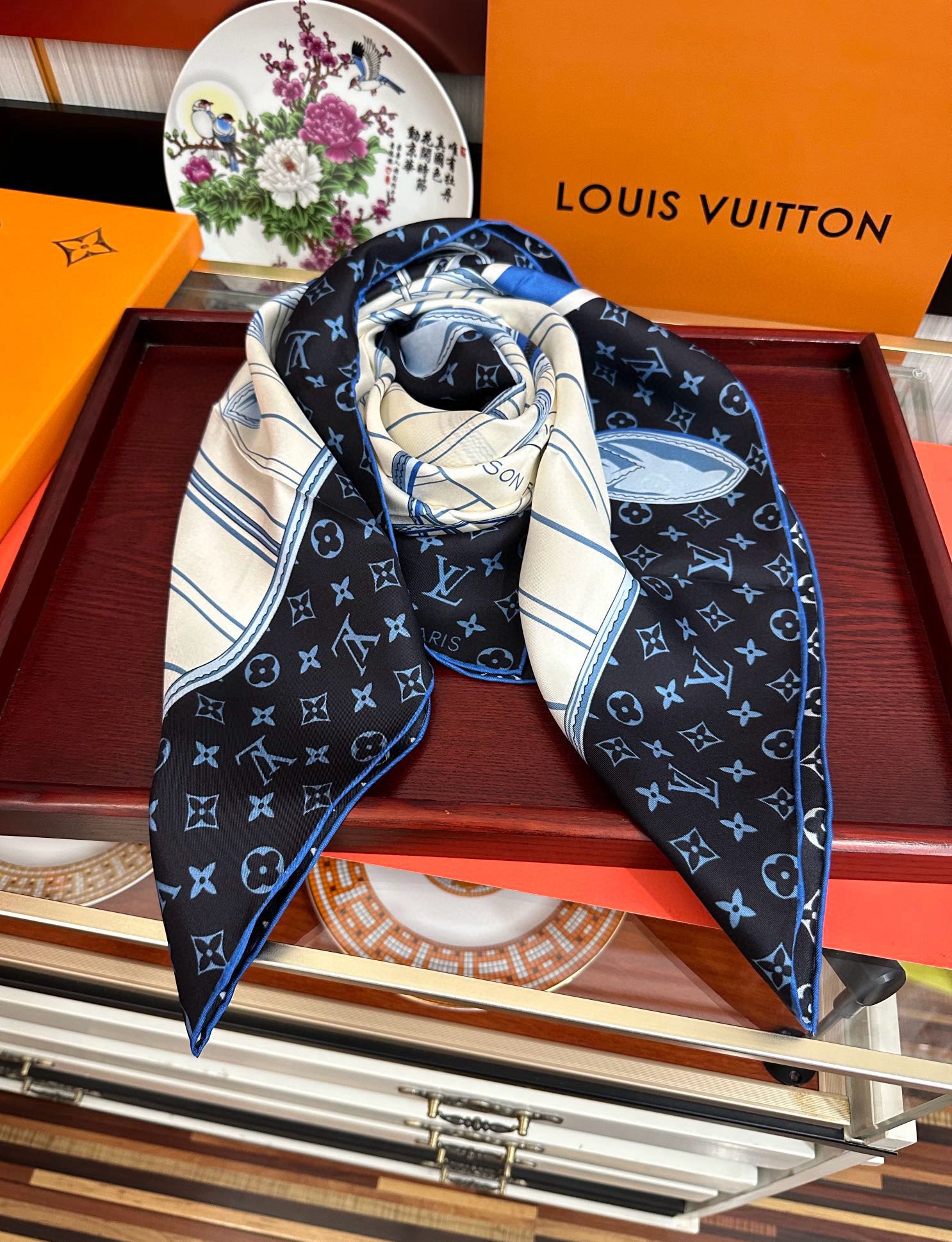  。高版本FENDI庆祝2025本年度最好看的丝巾没有之一了👍满身印有不同尺寸的米色和棕色标志性F Ba