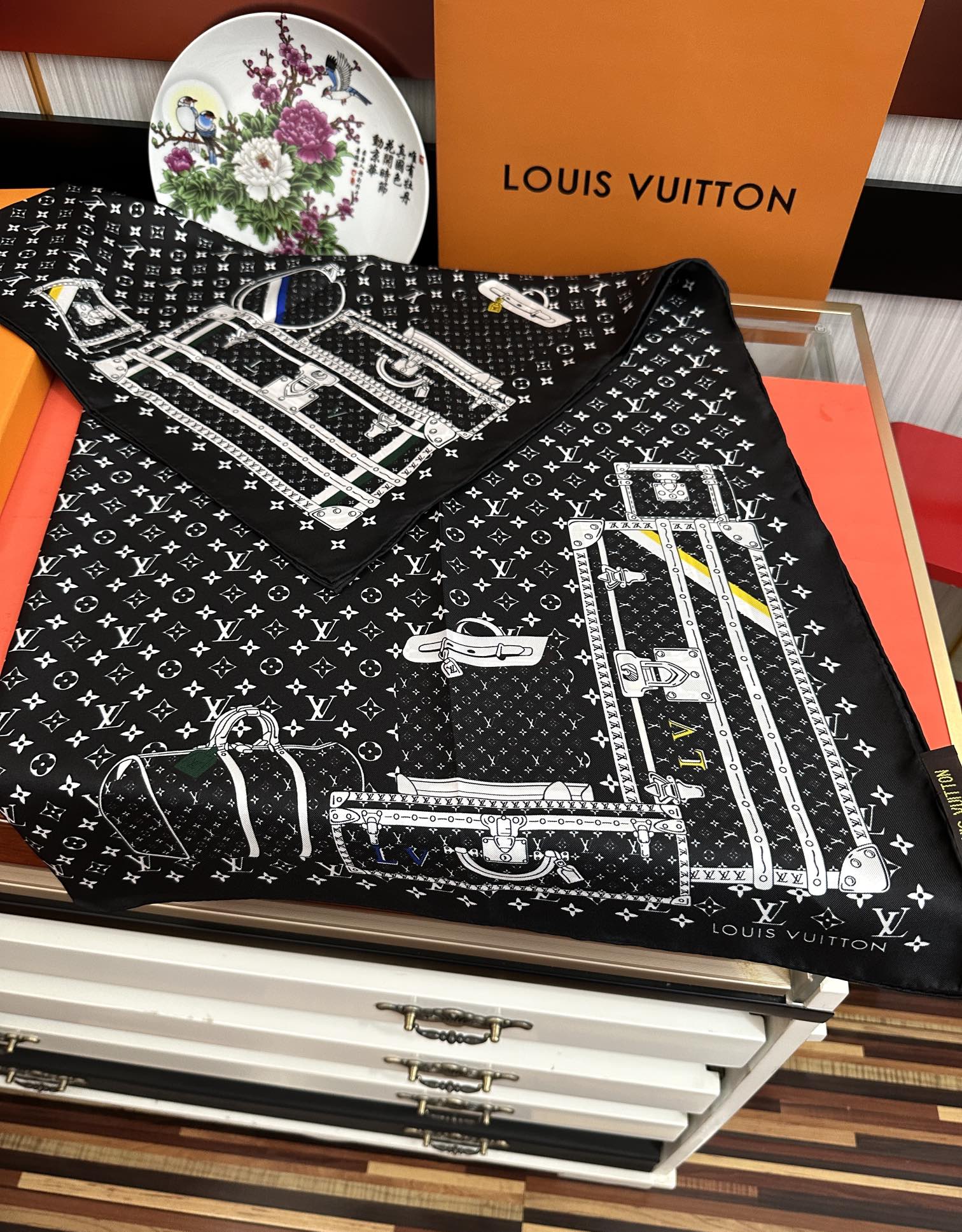 上新2025 最新款LV🌟【经典款式】真丝方巾，买了都说好👍下手一定要快【高端 大爱❤️女人尤物 】货极