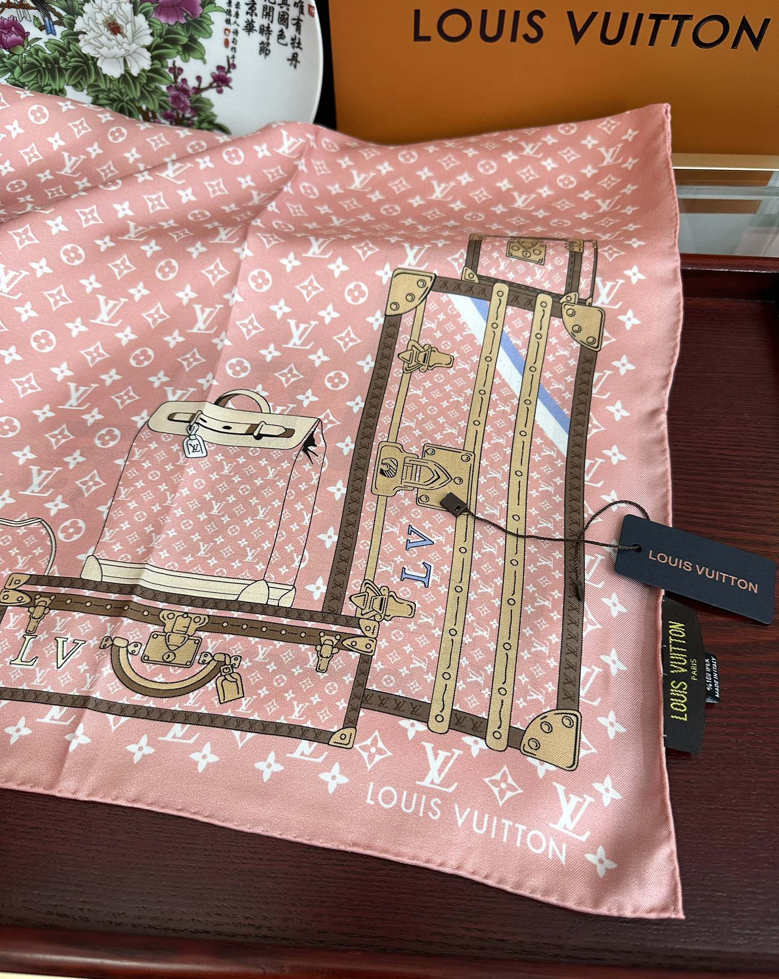 上新2025 最新款LV🌟【经典款式】真丝方巾，买了都说好👍下手一定要快【高端 大爱❤️女人尤物 】货极