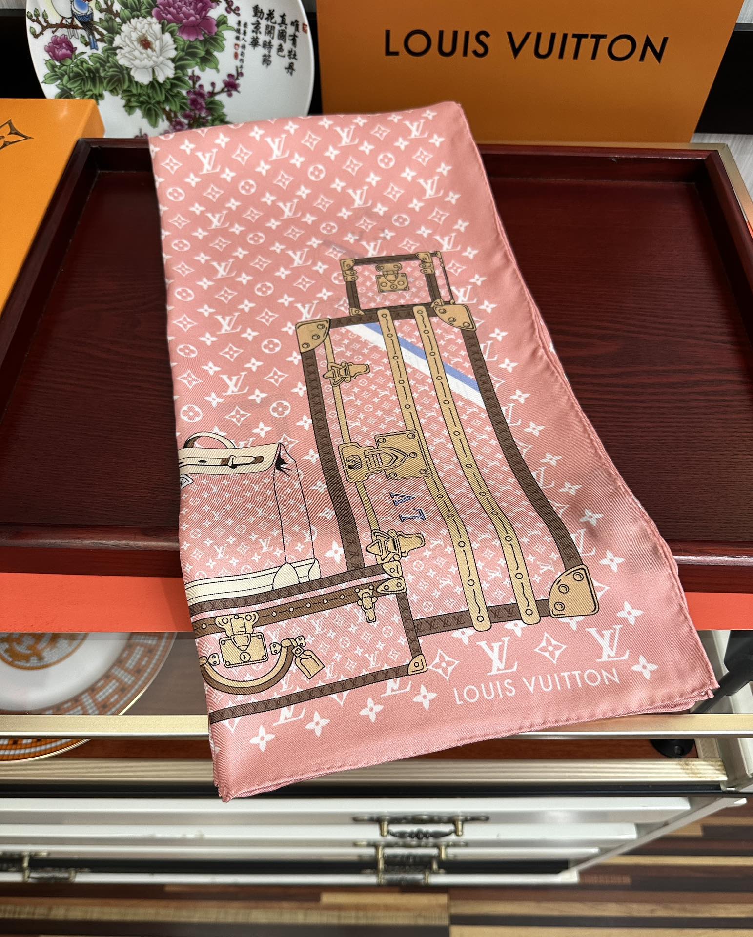 上新2025 最新款LV🌟【经典款式】真丝方巾，买了都说好👍下手一定要快【高端 大爱❤️女人尤物 】货极