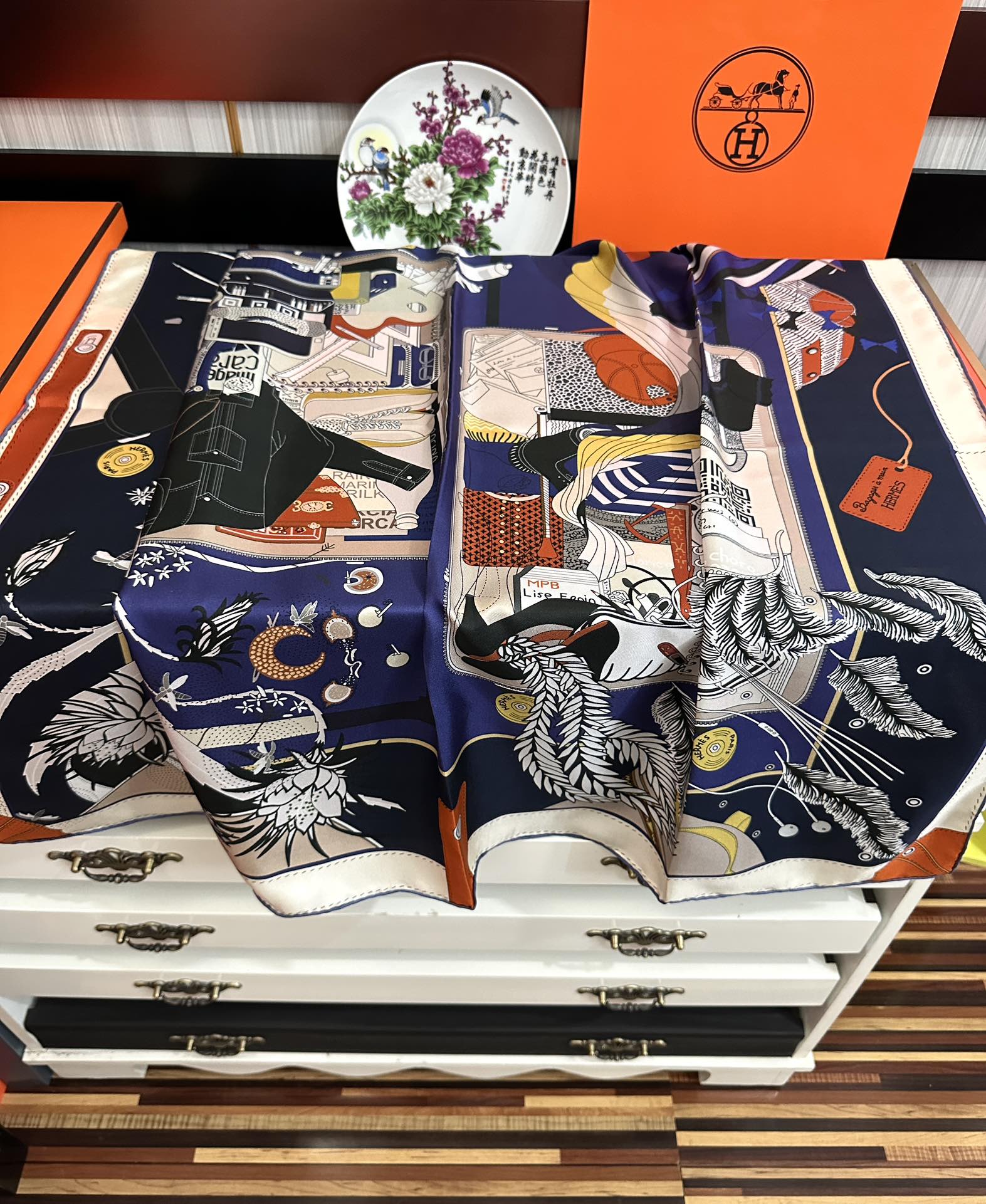 🆕爱 马 仕 官网同步手工卷边真丝方巾得意  这款爱马家展现强大而迷人的女性魅力精髓色此90厘米方巾推出