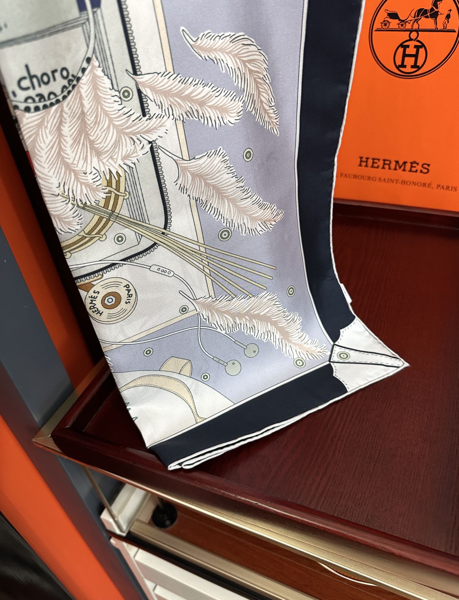 🆕爱 马 仕 官网同步手工卷边真丝方巾得意  这款爱马家展现强大而迷人的女性魅力精髓色此90厘米方巾推出