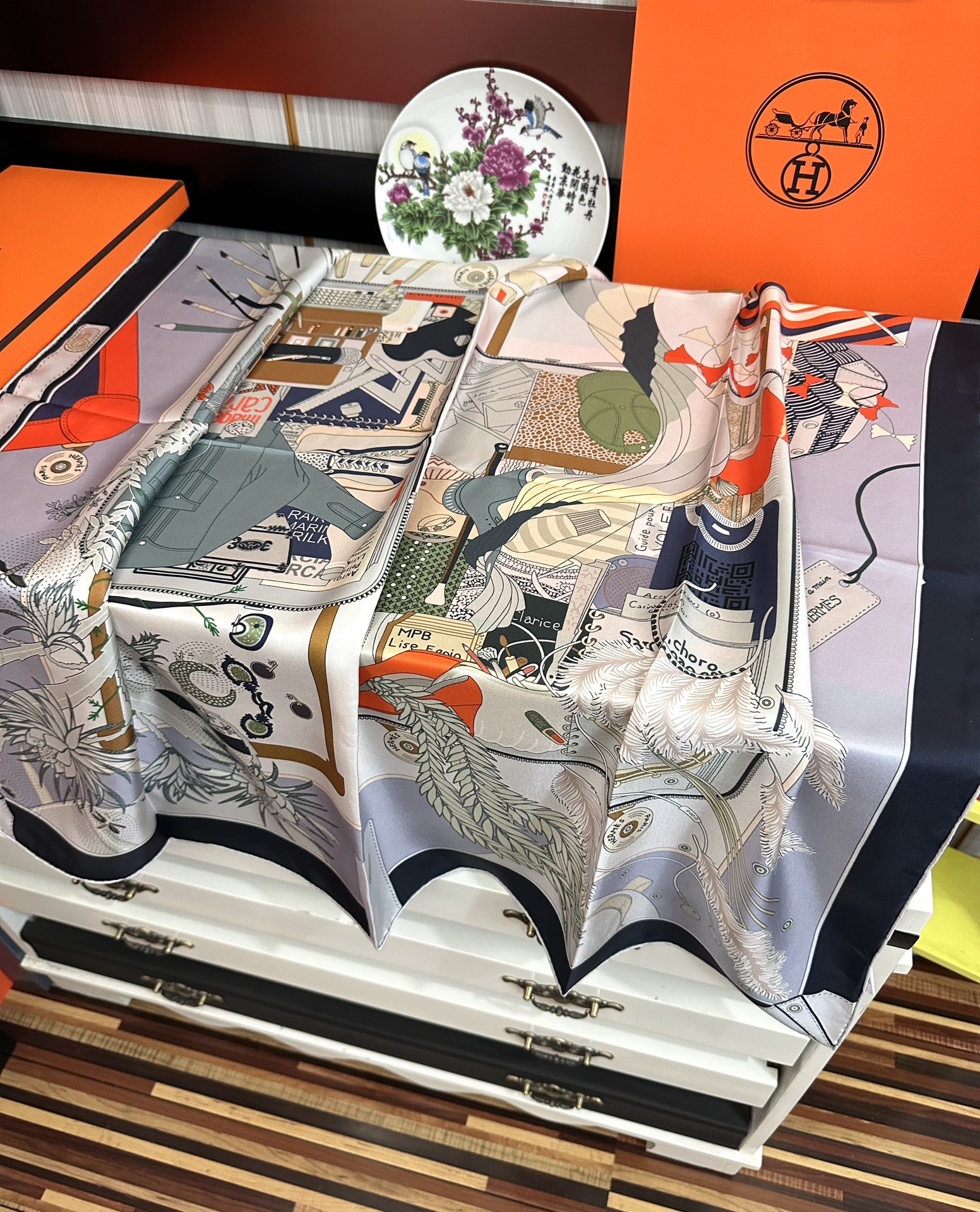 🆕爱 马 仕 官网同步手工卷边真丝方巾得意  这款爱马家展现强大而迷人的女性魅力精髓色此90厘米方巾推出