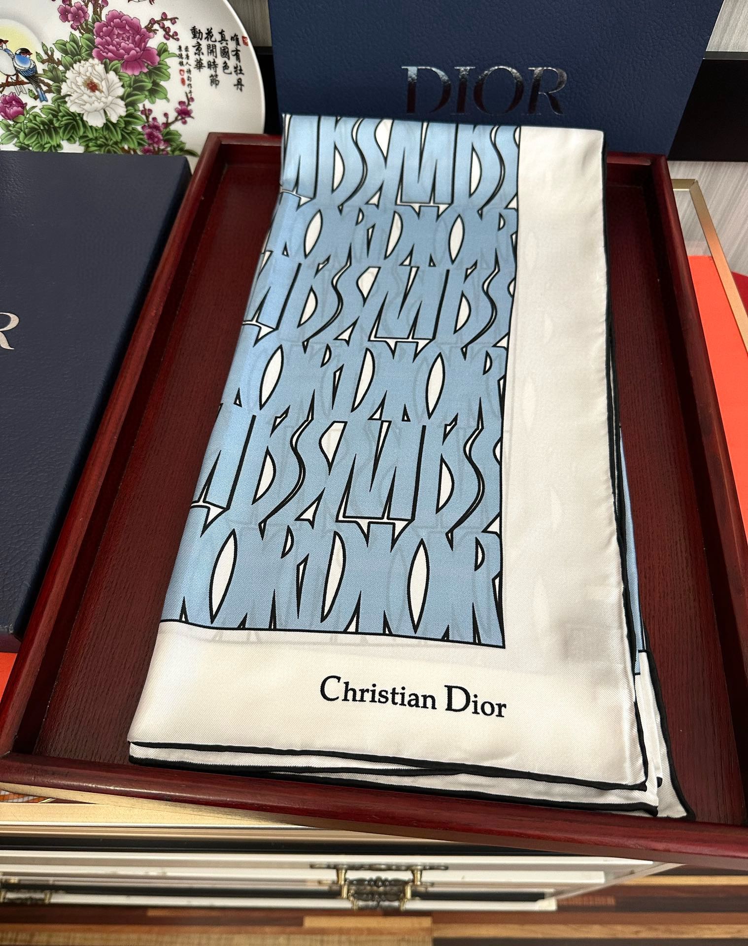  。Dior Chardons 2025新款 图案印花得意展示象征着保护色韧性和自由的苏格兰庆祝采用粉色