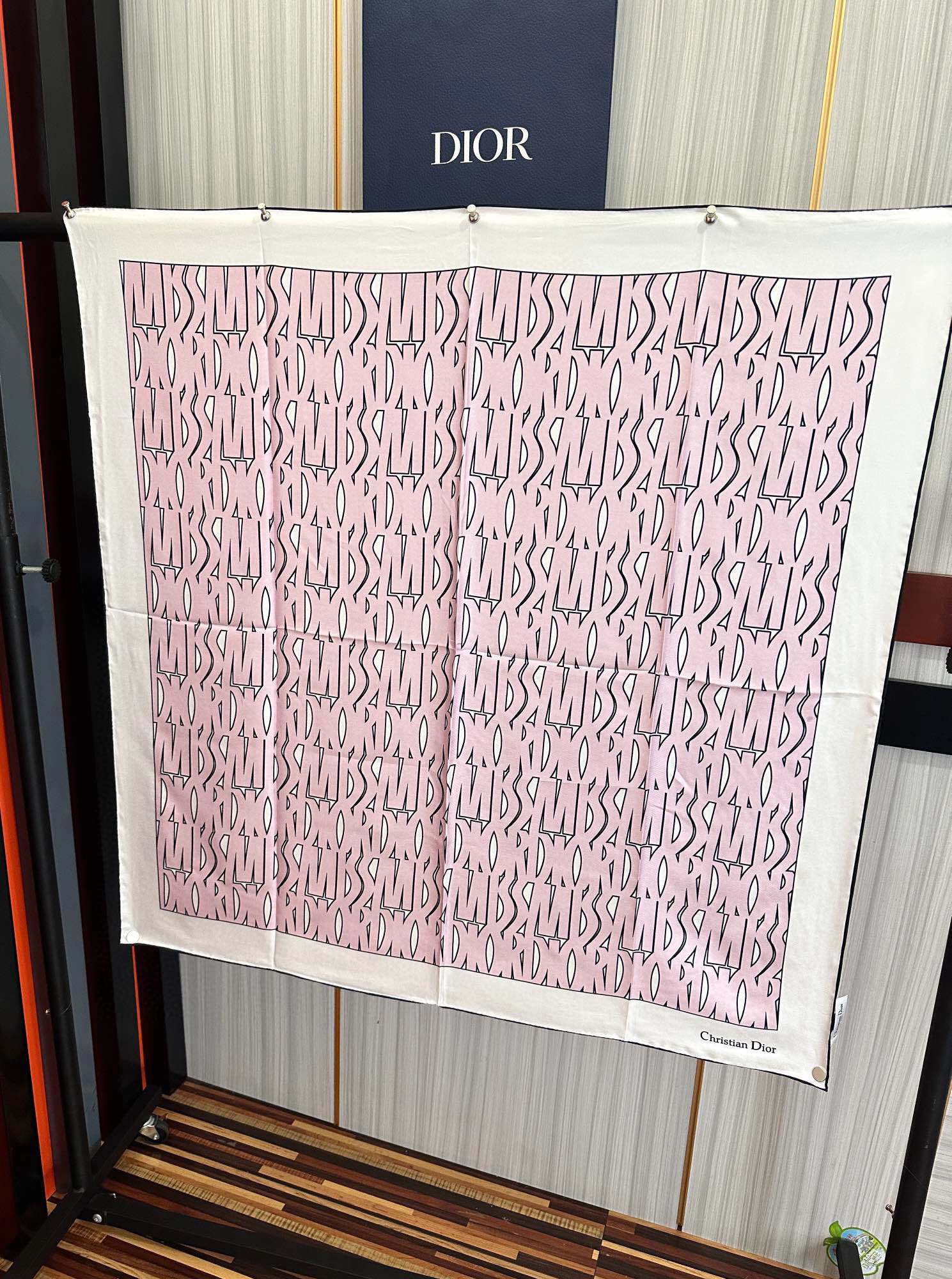  。Dior Chardons 2025新款 图案印花得意展示象征着保护色韧性和自由的苏格兰庆祝采用粉色