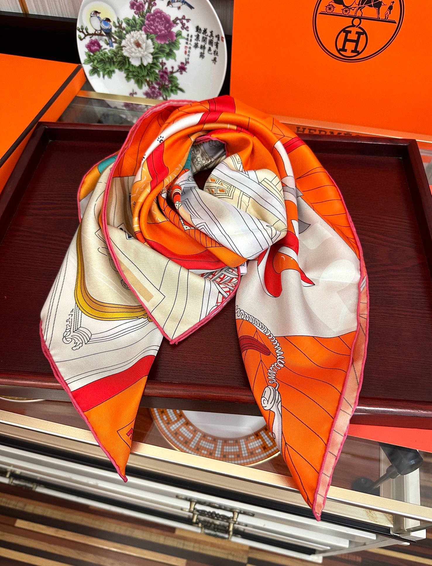 。高品质2025HERMES 【24号之谜】太阳精致卷边嘴唇太美了品质感很显好得意好搭到上瘾的丝巾色带着