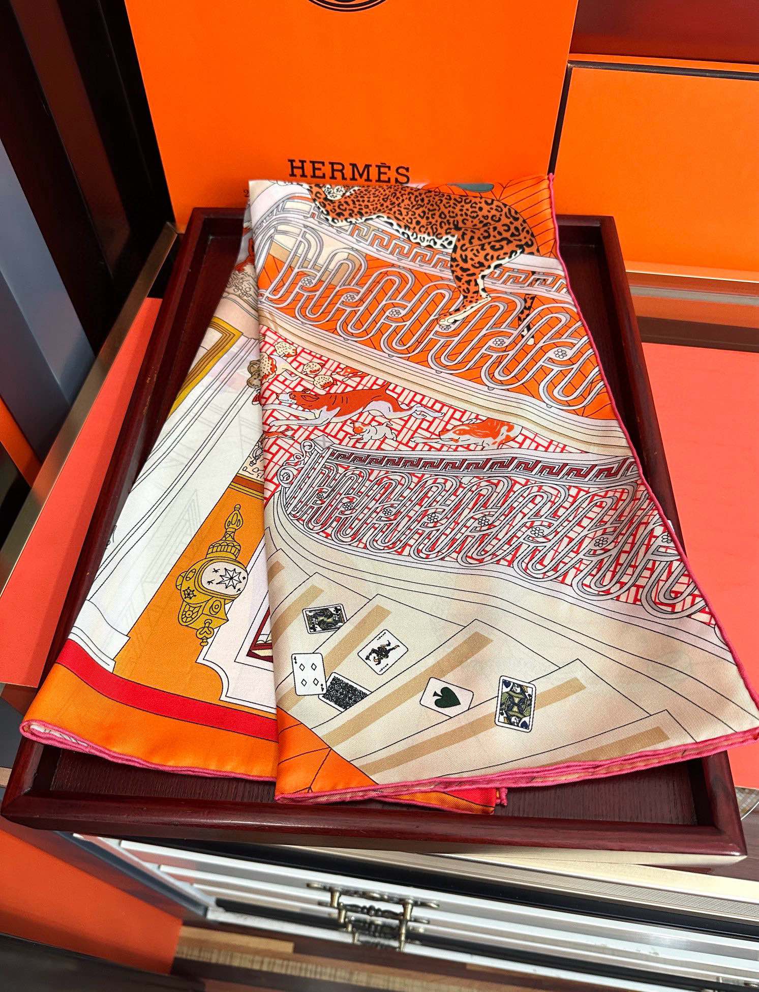 。高品质2025HERMES 【24号之谜】太阳精致卷边嘴唇太美了品质感很显好得意好搭到上瘾的丝巾色带着