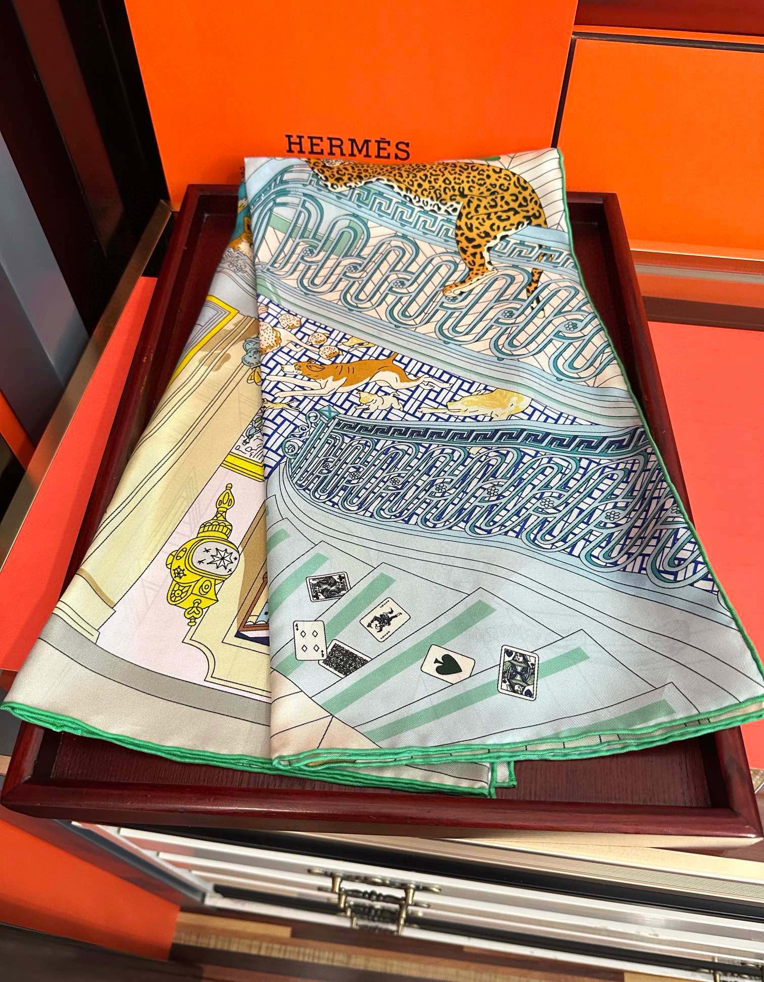 。高品质2025HERMES 【24号之谜】太阳精致卷边嘴唇太美了品质感很显好得意好搭到上瘾的丝巾色带着