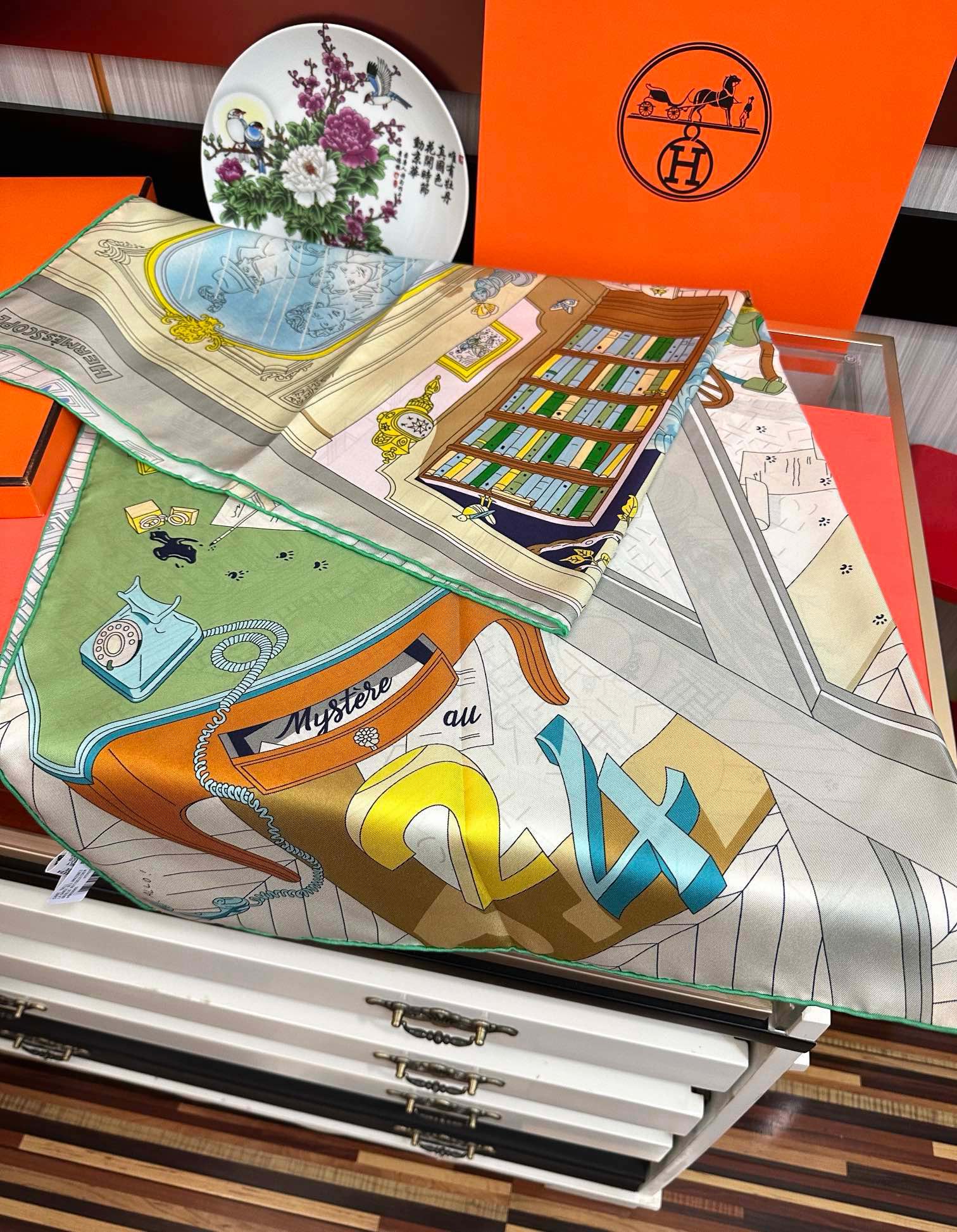 。高品质2025HERMES 【24号之谜】太阳精致卷边嘴唇太美了品质感很显好得意好搭到上瘾的丝巾色带着