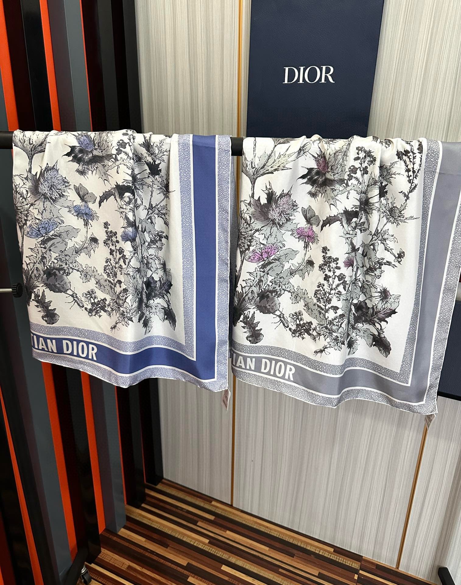  。高版本Dior Chardons 图案印花玫瑰展示象征着保护、韧性和自由的苏格兰国花得意采用白色和蓝