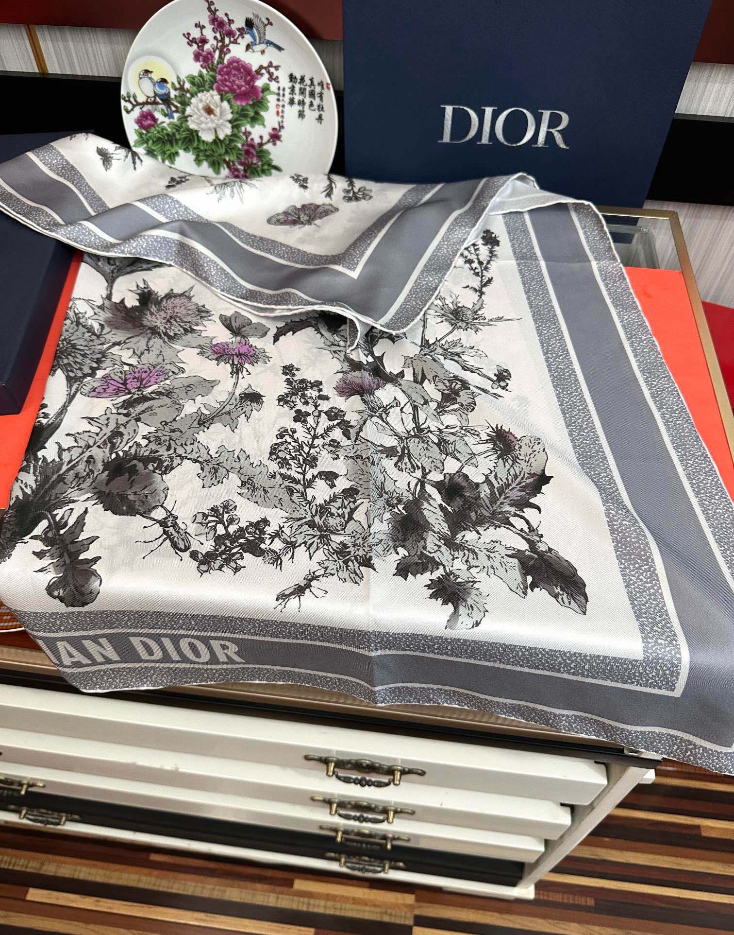  。高版本Dior Chardons 图案印花玫瑰展示象征着保护、韧性和自由的苏格兰国花得意采用白色和蓝