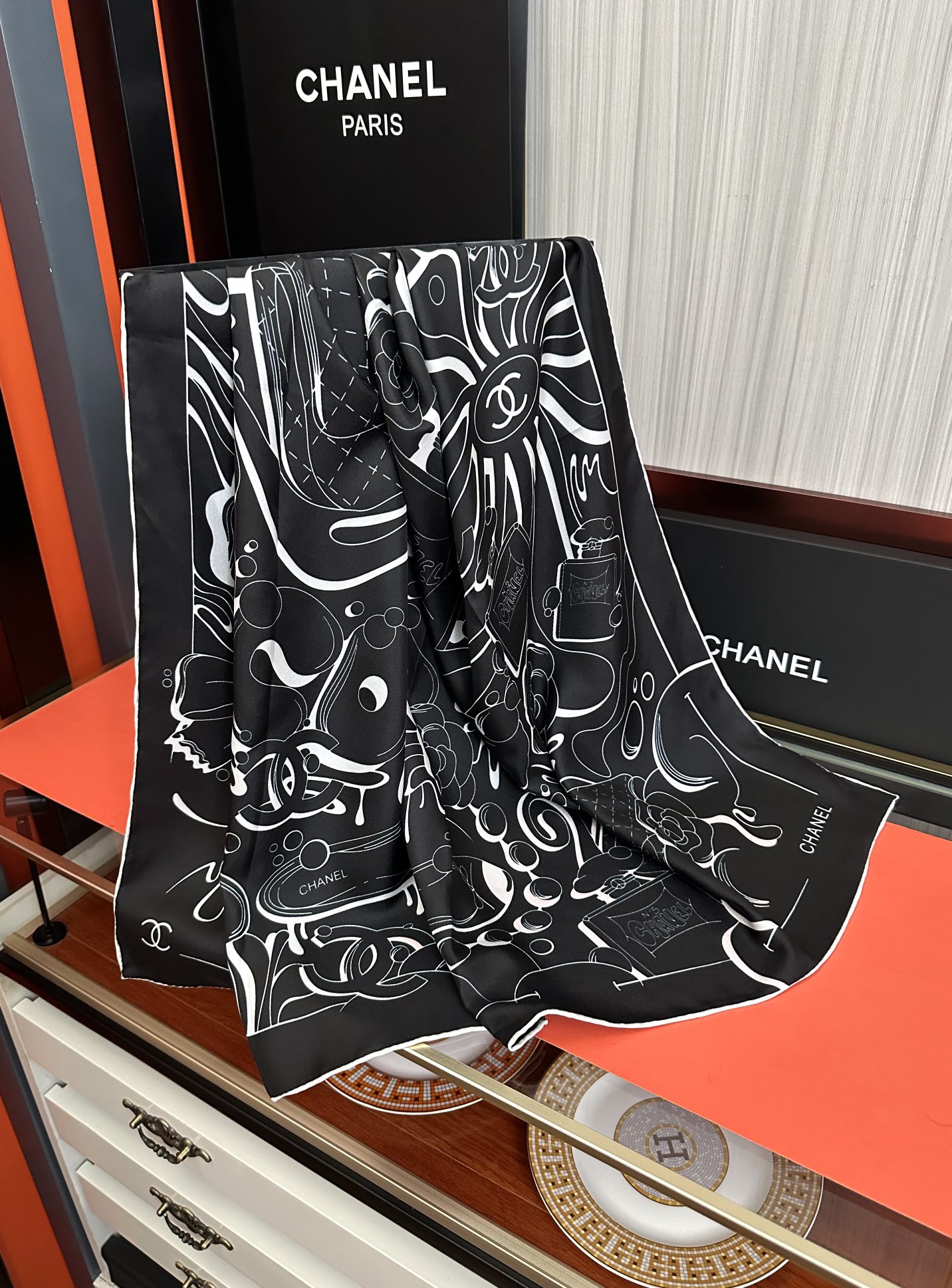 。 香奈儿 【山茶花5号香水瓶】👍2025香奶奶永远都是比较经典發一条印有5号香水瓶跟四叶草交织图案巧妙